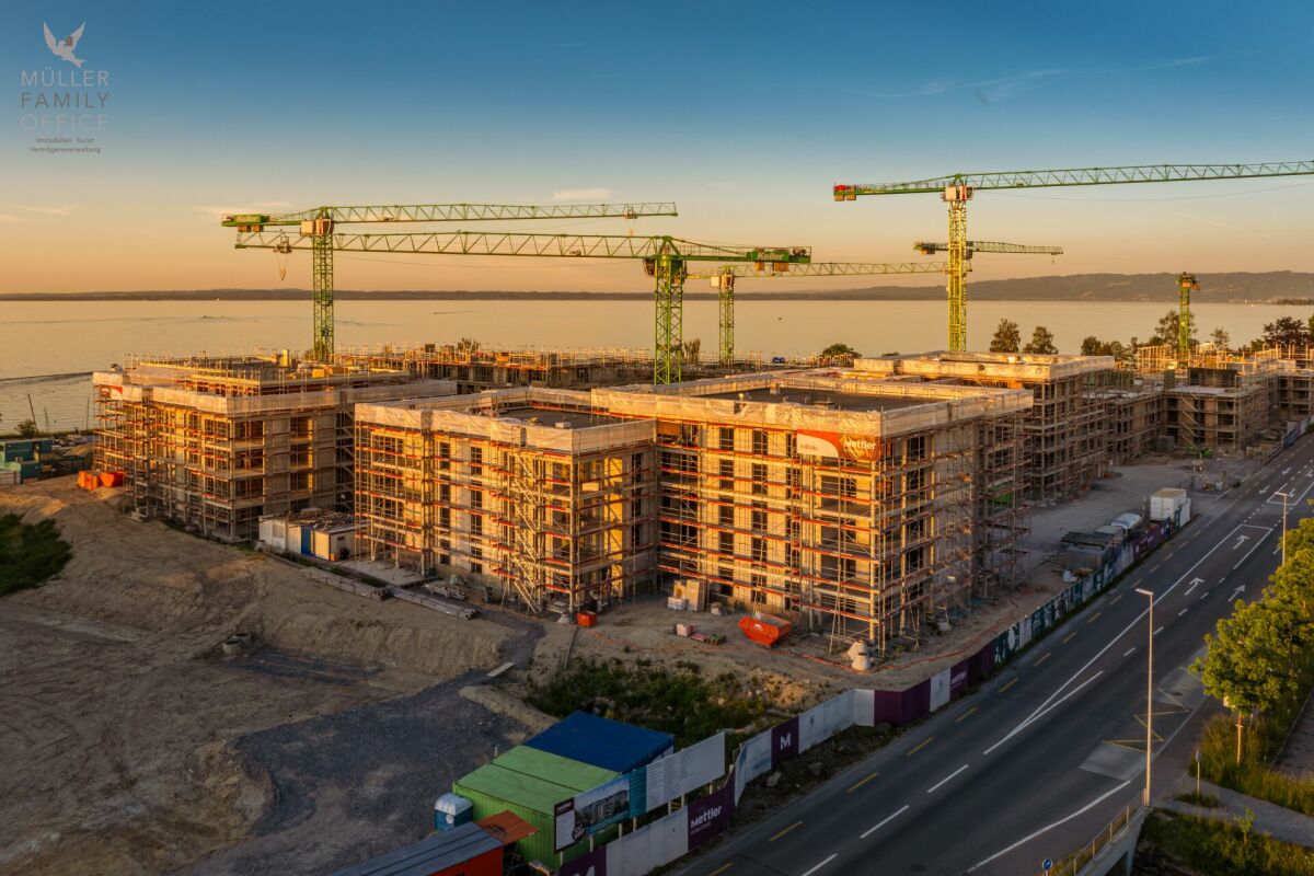 Baustelle mit Kränen am Wasser