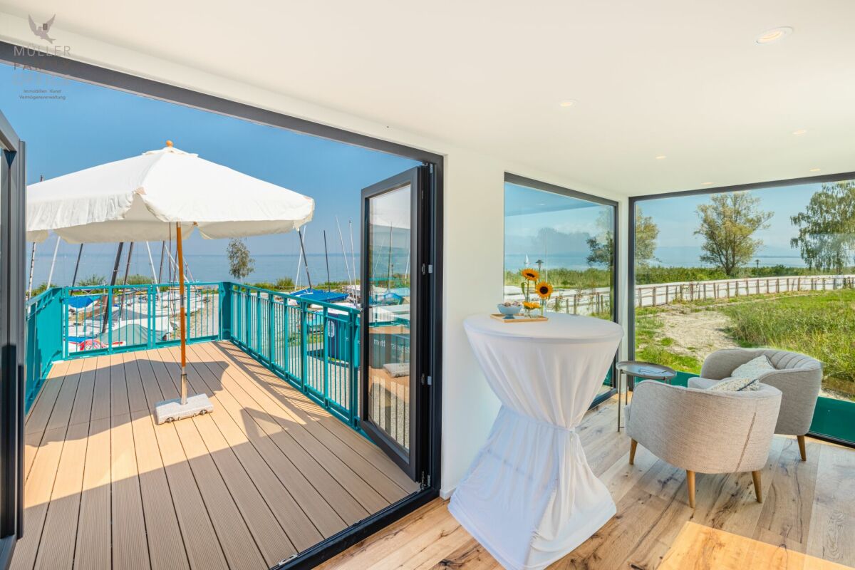 Helles Wohnzimmer mit Meerblick und Terrasse