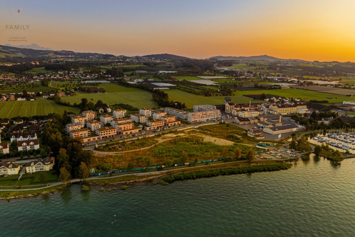 Luftaufnahme einer Uferlandschaft bei Sonnenuntergang