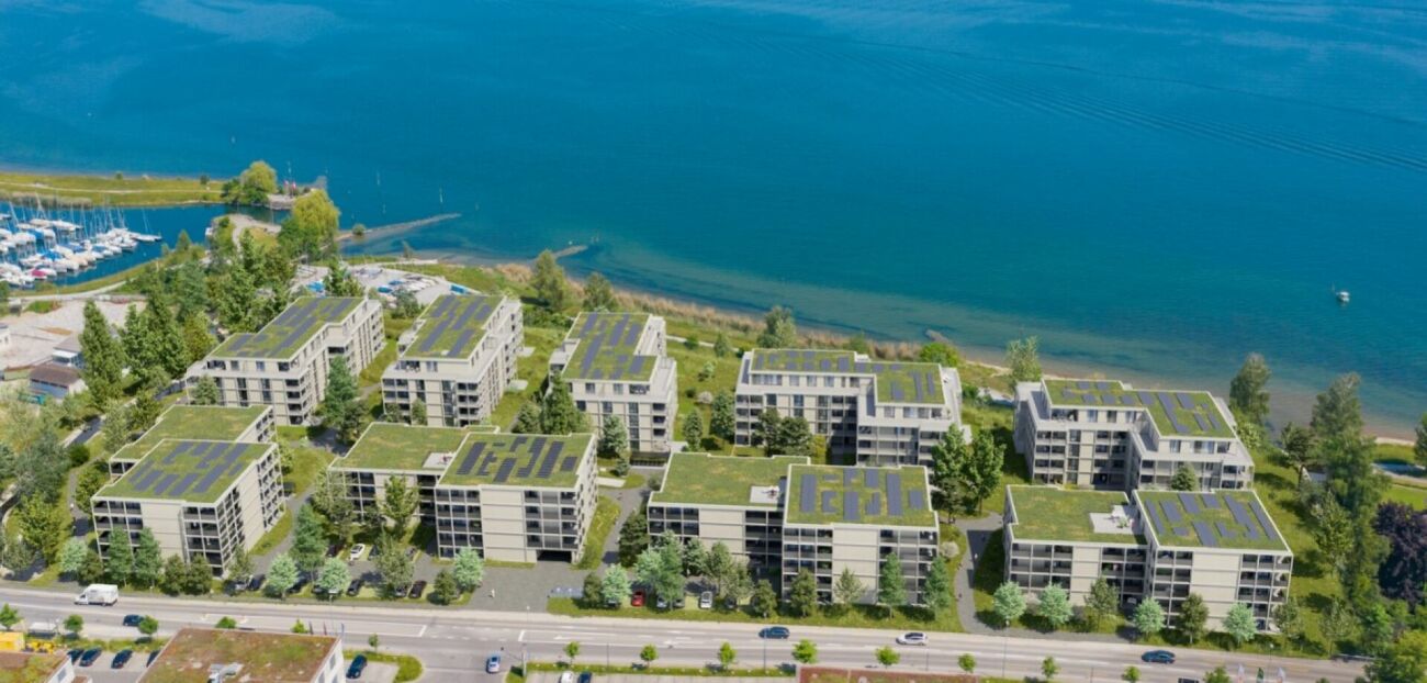 Luftaufnahme einer modernen Wohnanlage am See