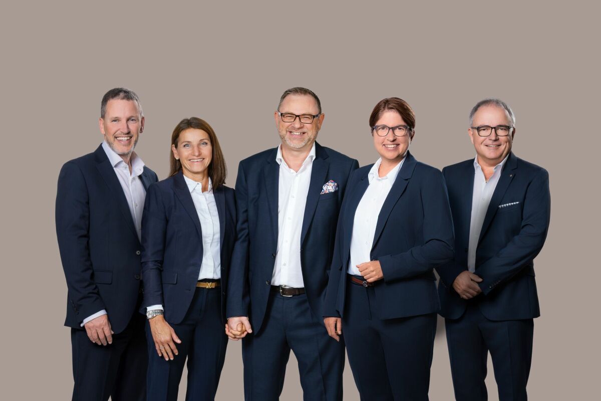 Gruppenporträt auf neutralem Hintergrund
