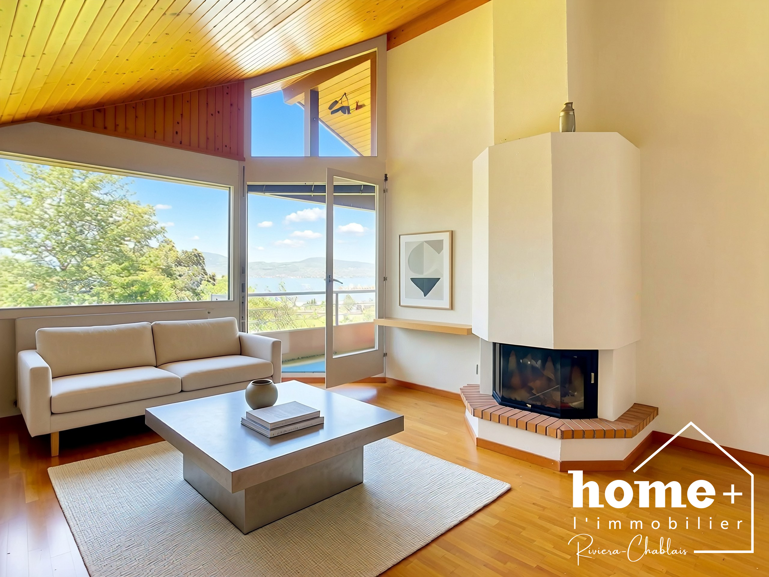Wohnzimmer mit Kamin und Seeblick
