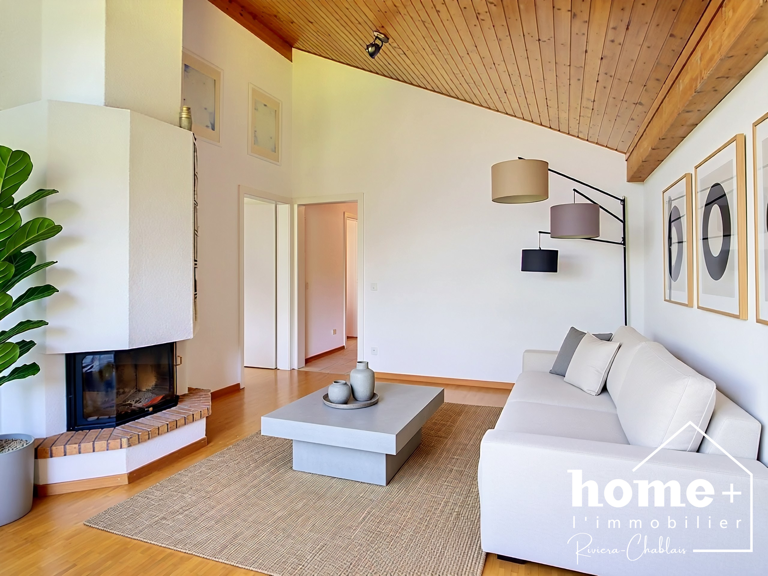 Helles Wohnzimmer mit Kamin und Holzdecke