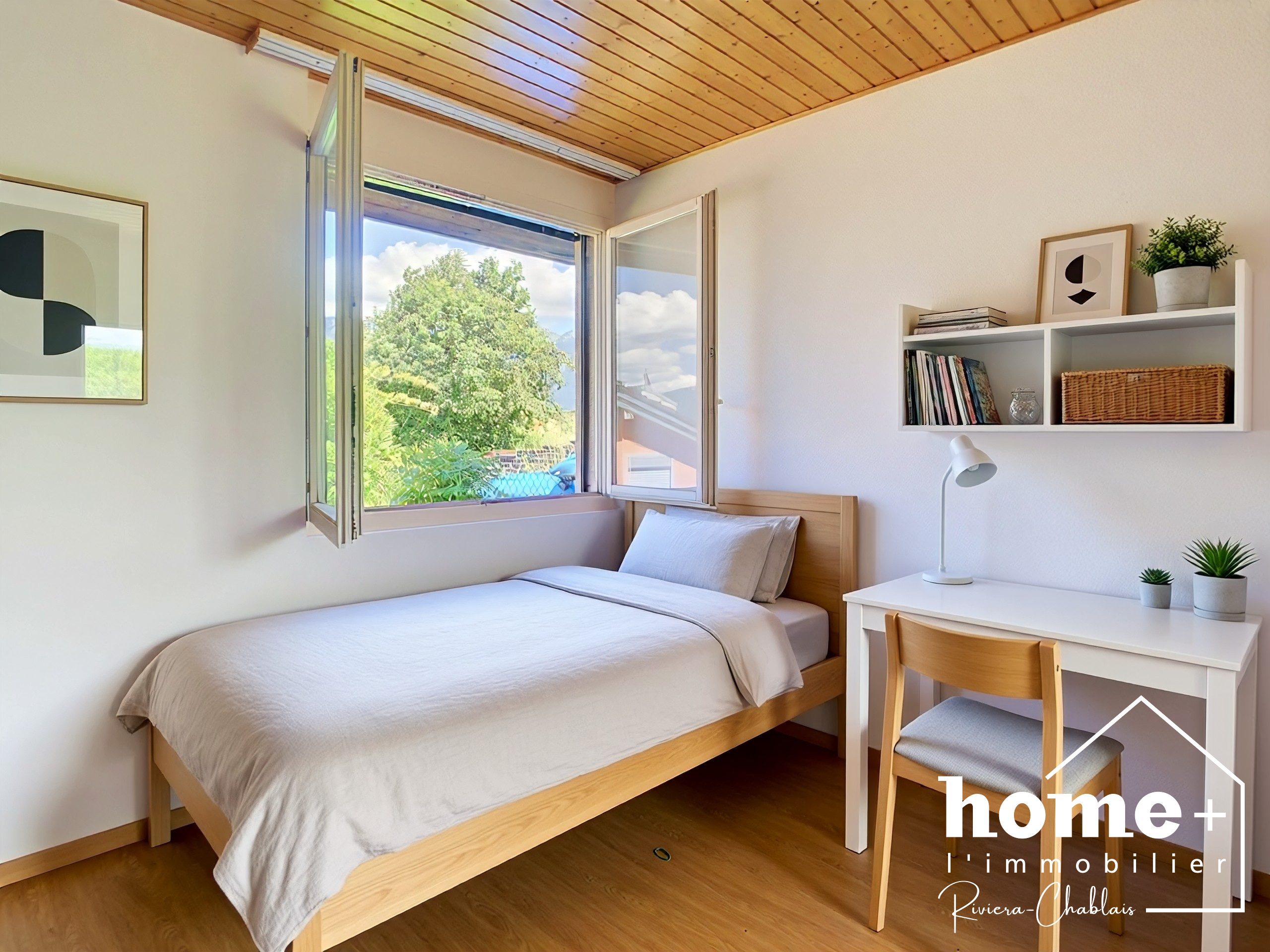 Helles Schlafzimmer mit Einzelbett
