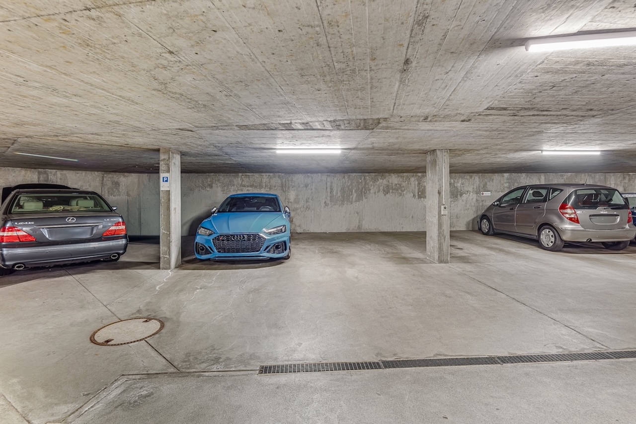 Tiefgarage mit geparkten Autos