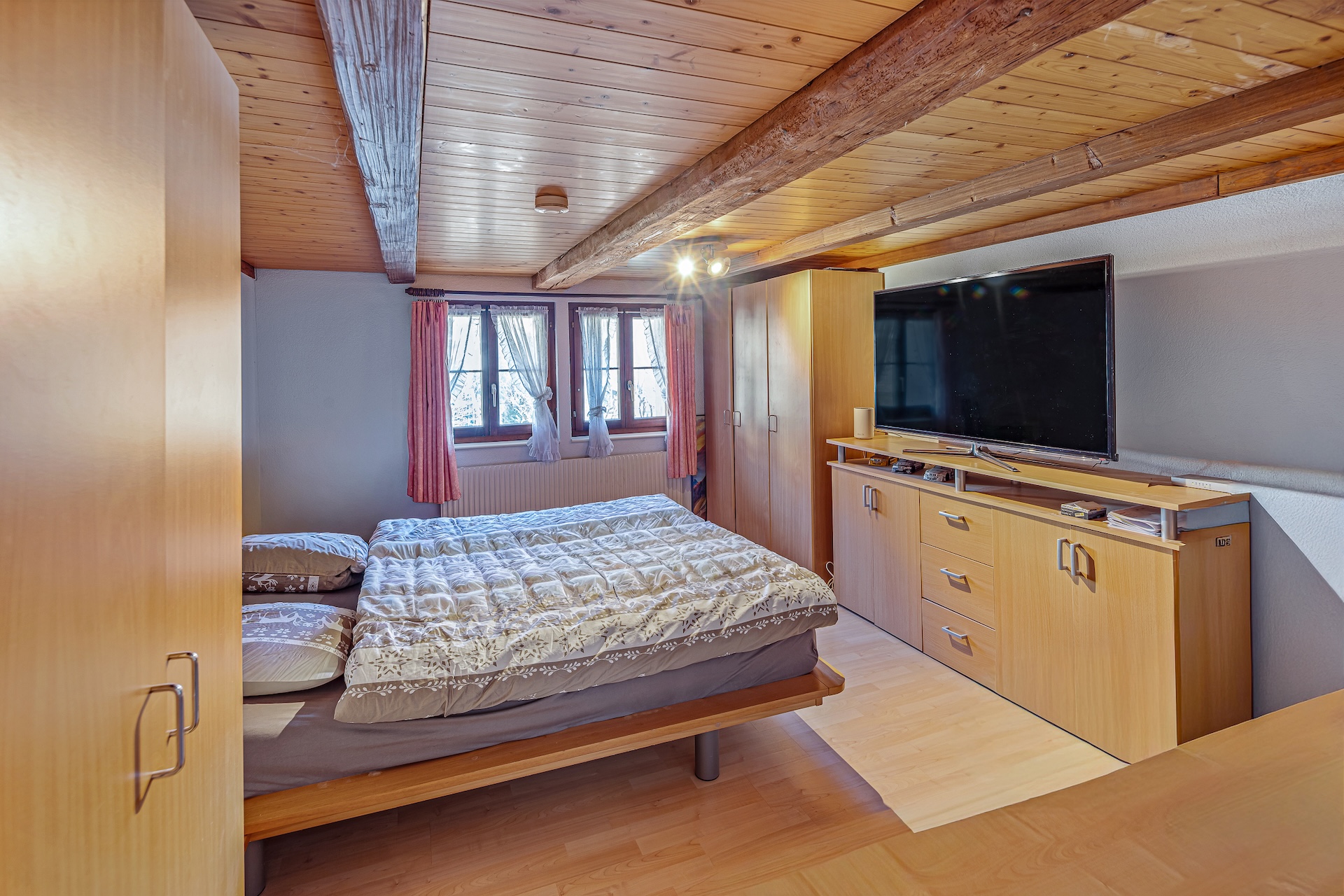 Gemütliches Schlafzimmer mit rustikalen Holzbalken
