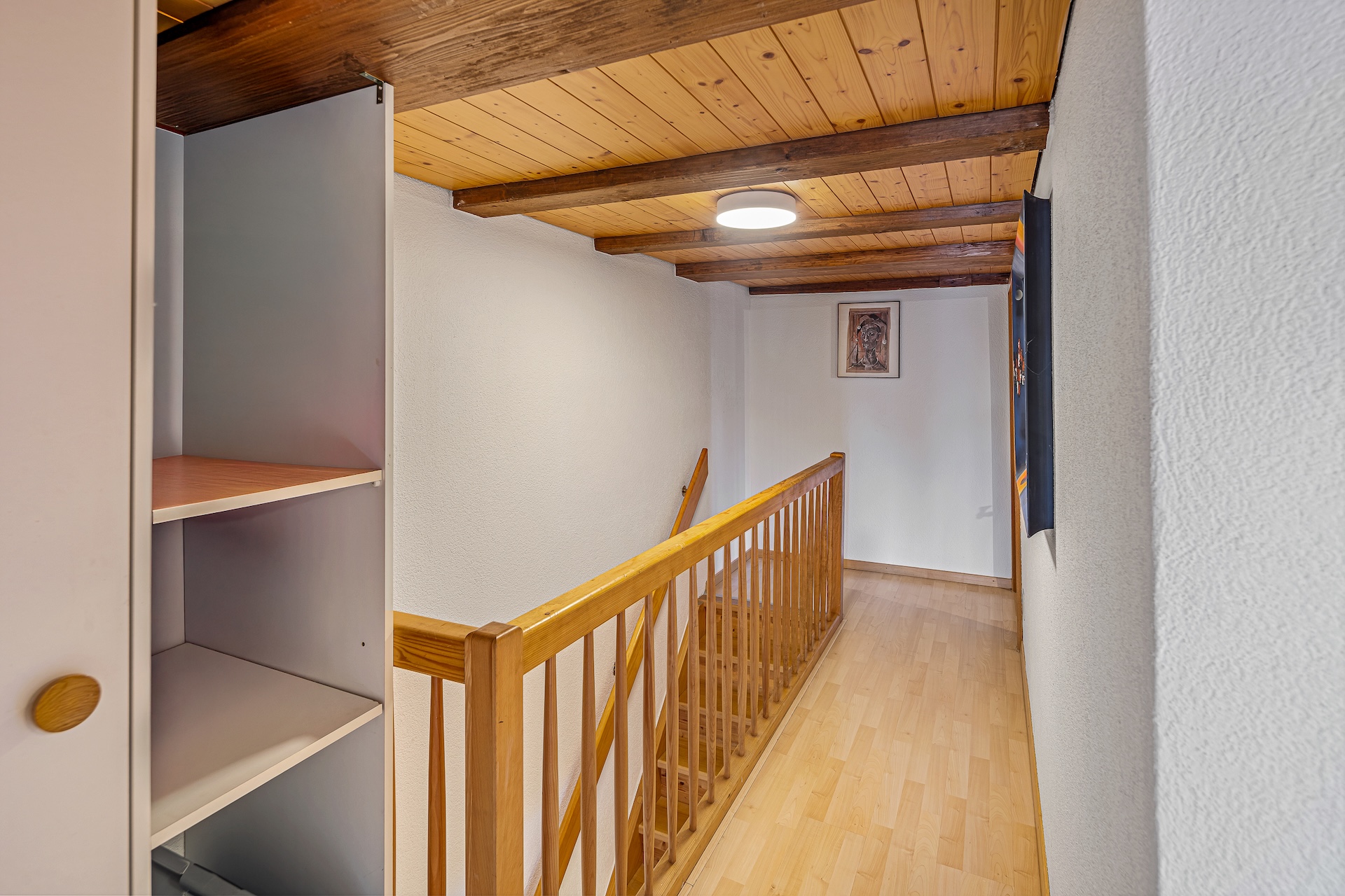 Flur mit Treppe und Holzdecke