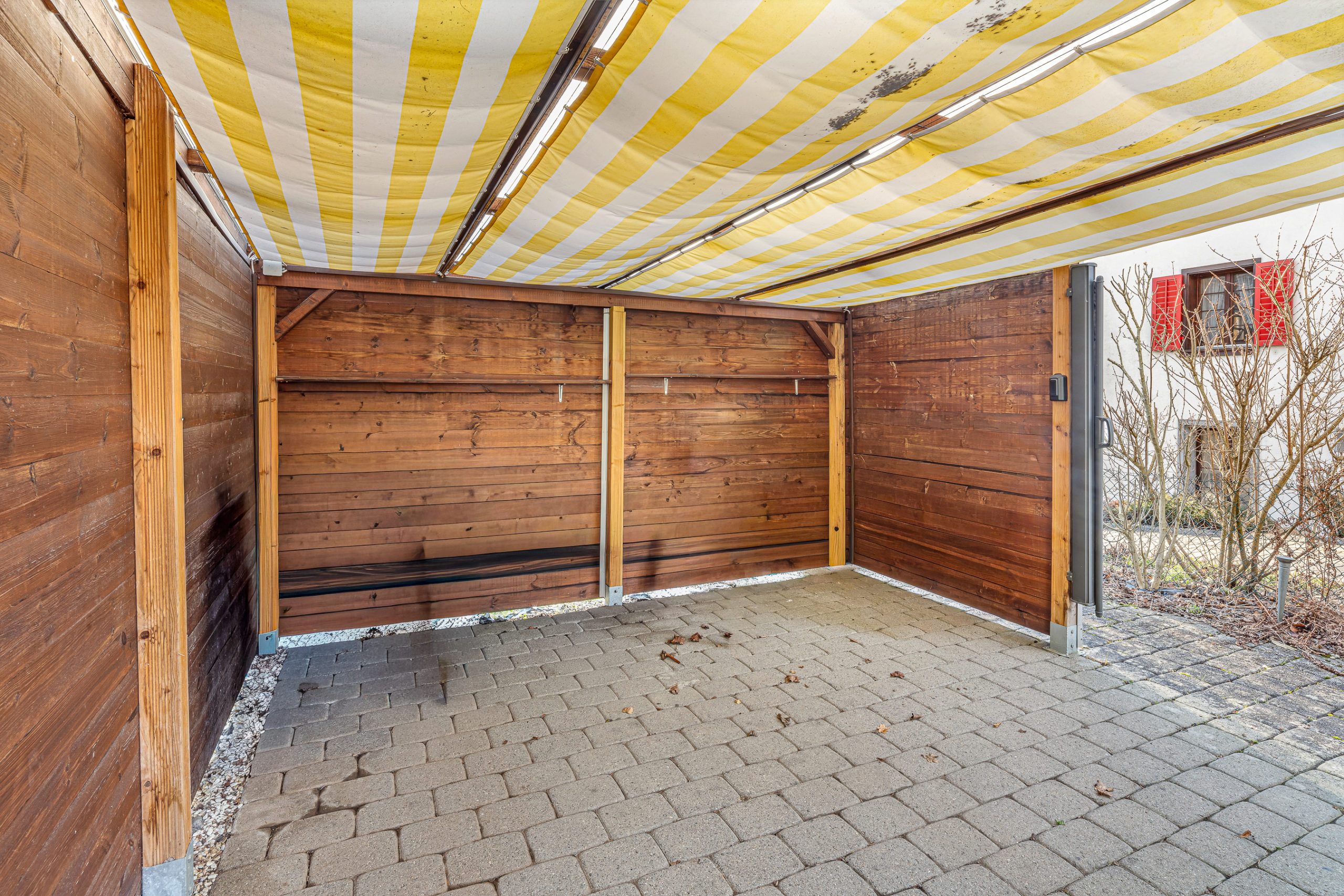 Überdachter Holz-Carport mit Pflasterboden
