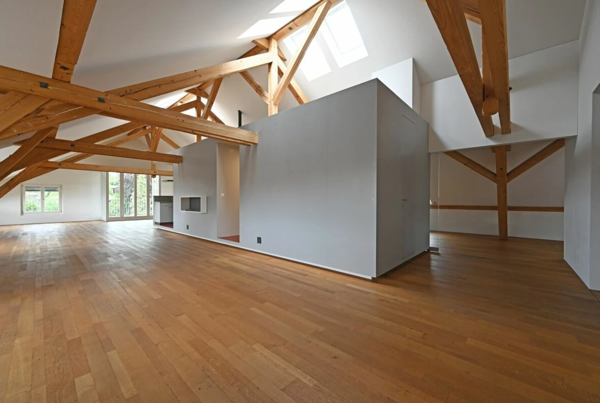 Offener Dachraum mit Holzbalken