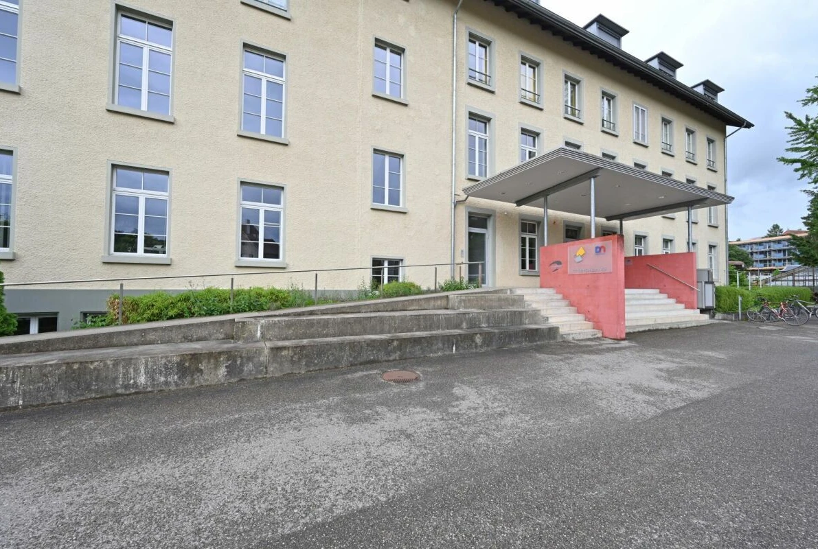 Gebäudeaußenansicht mit Eingangsbereich