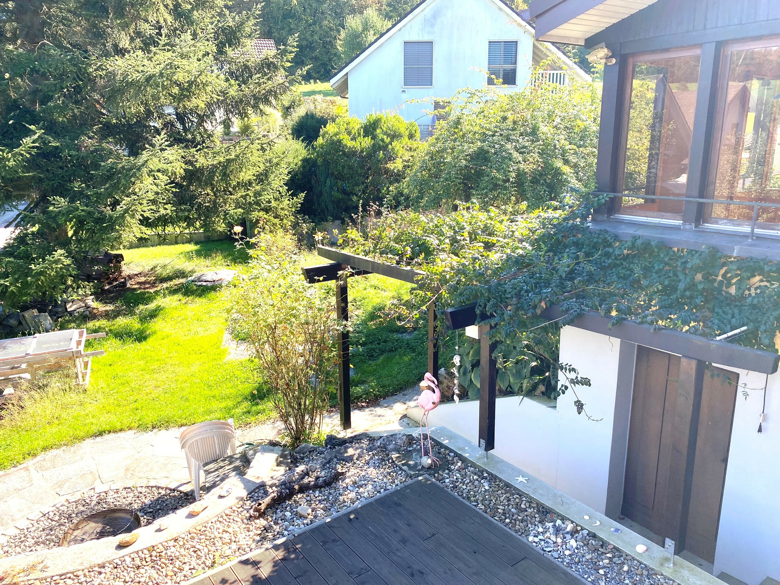 Garten- und Terrassenansicht eines Einfamilienhauses