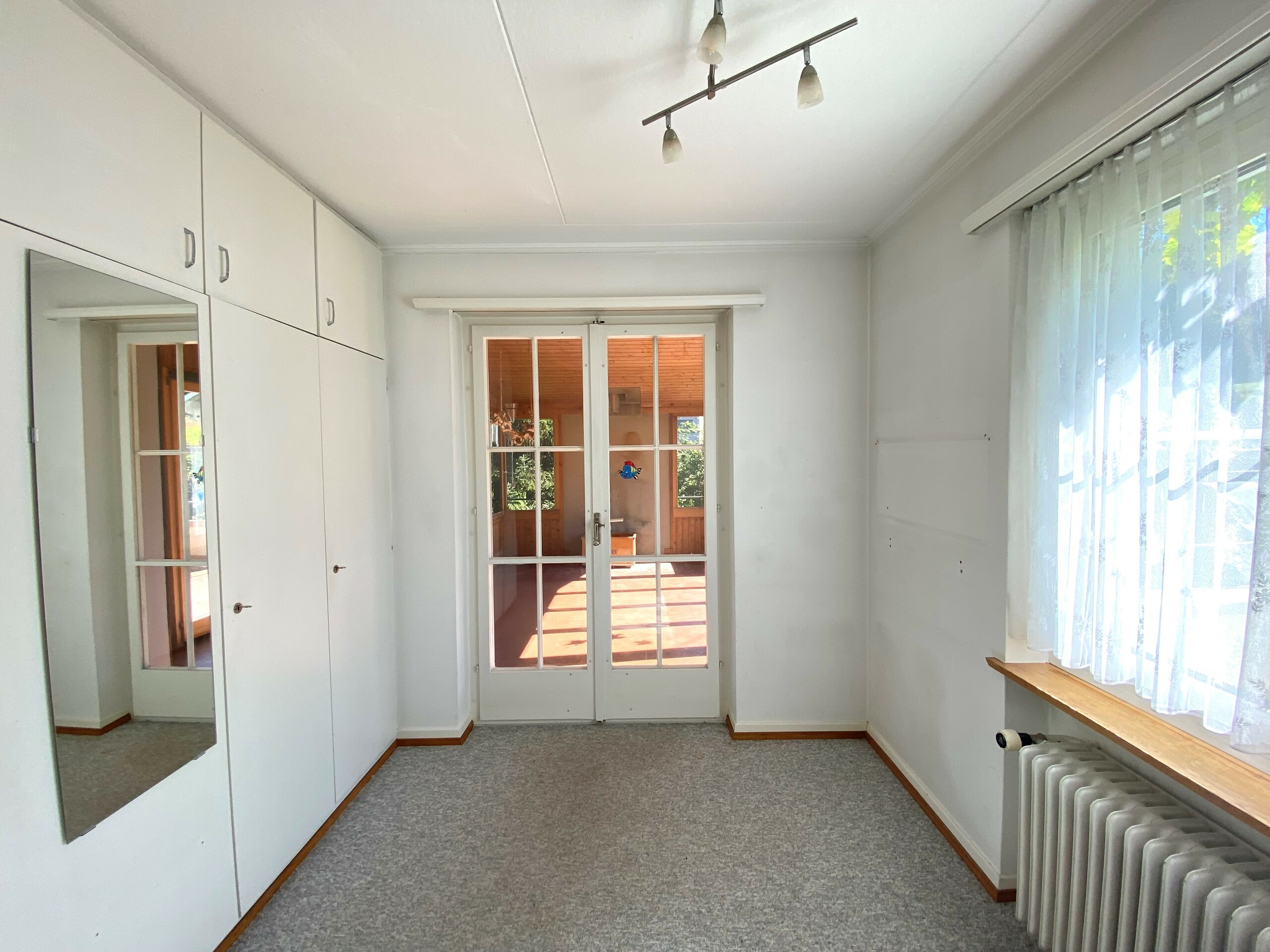 Helles Schlafzimmer mit Einbauschränken