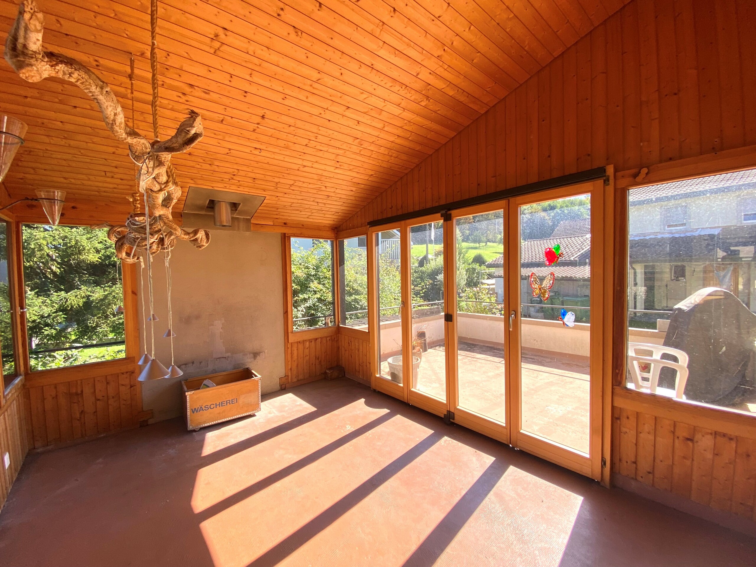 Verglaster Wintergarten mit Holzverkleidung