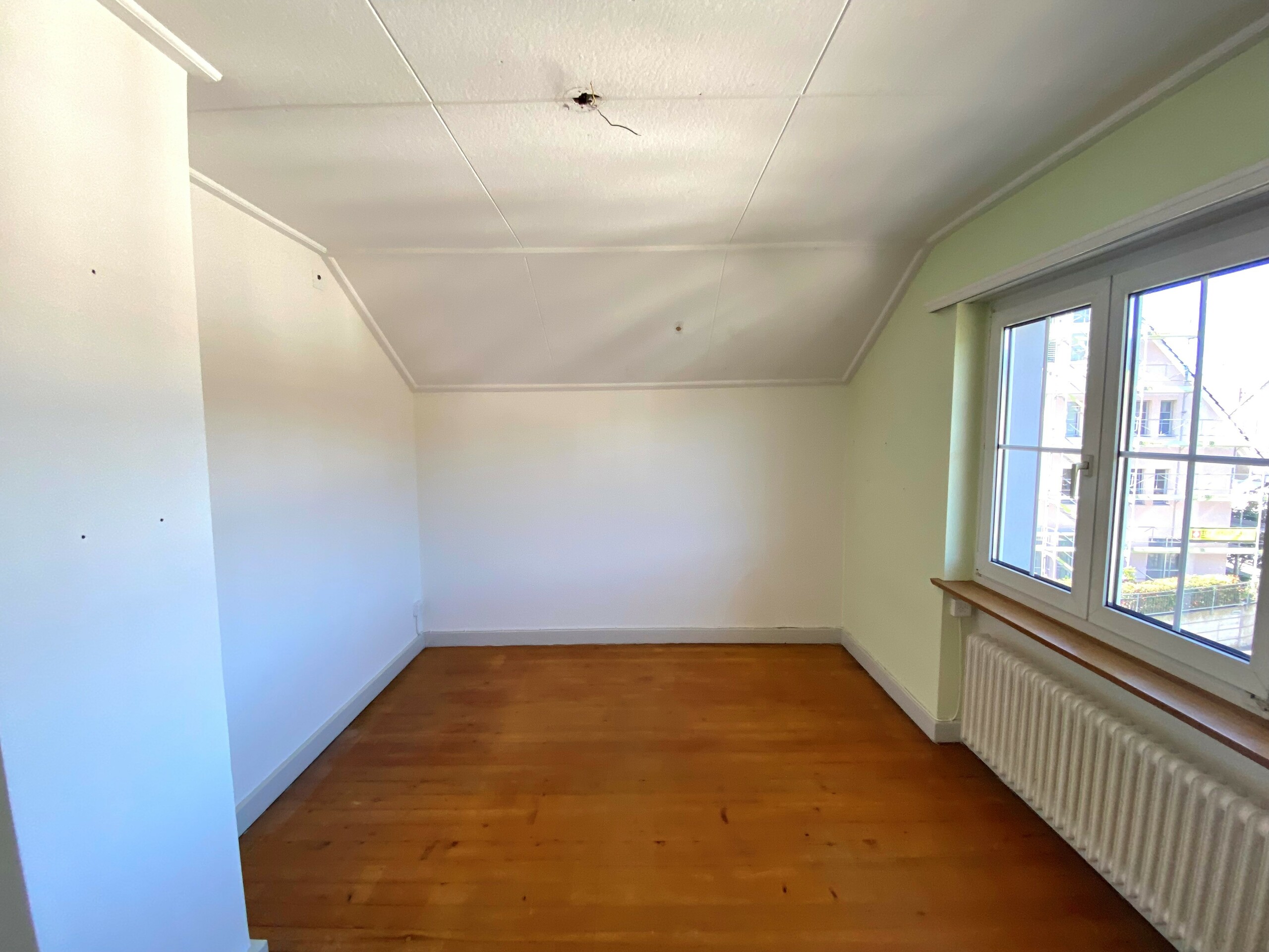 Leerer Dachraum mit Fenster