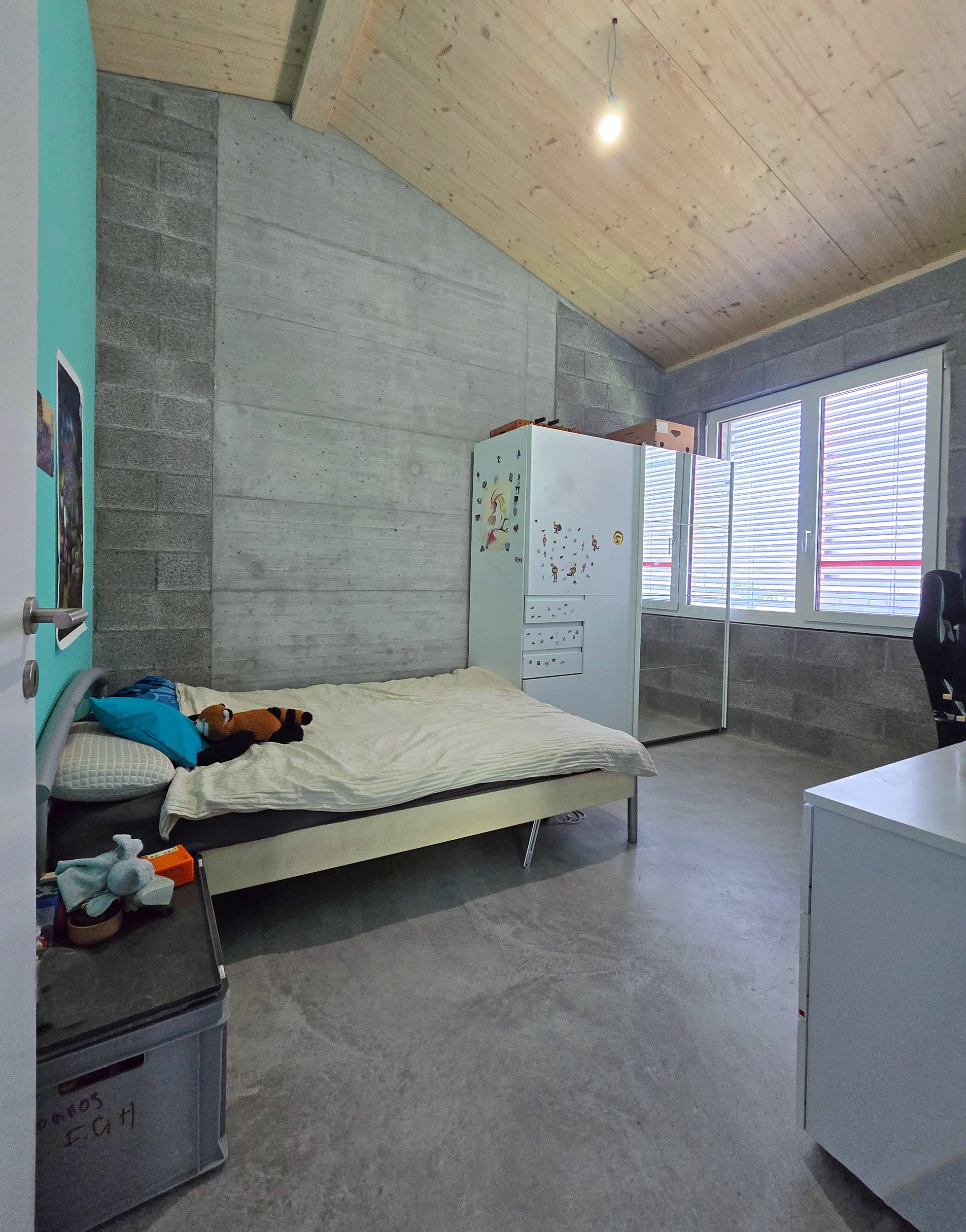 Modernes Schlafzimmer mit Beton- und Holzoberflächen