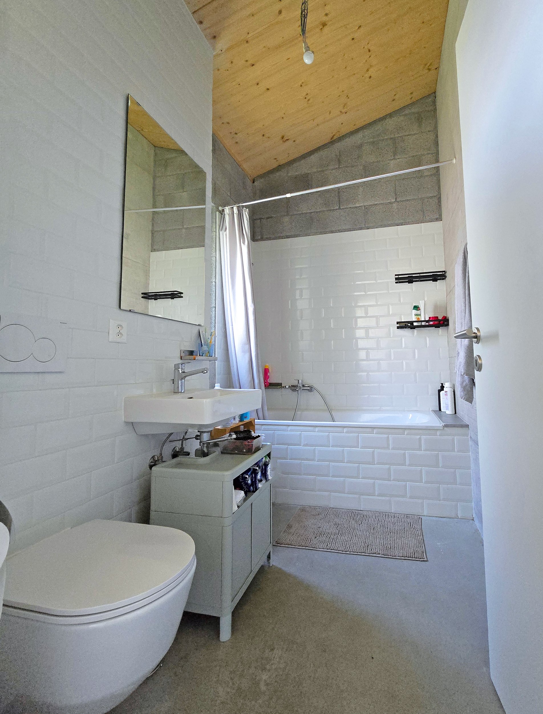 Modernes Badezimmer mit Badewanne und Waschplatz