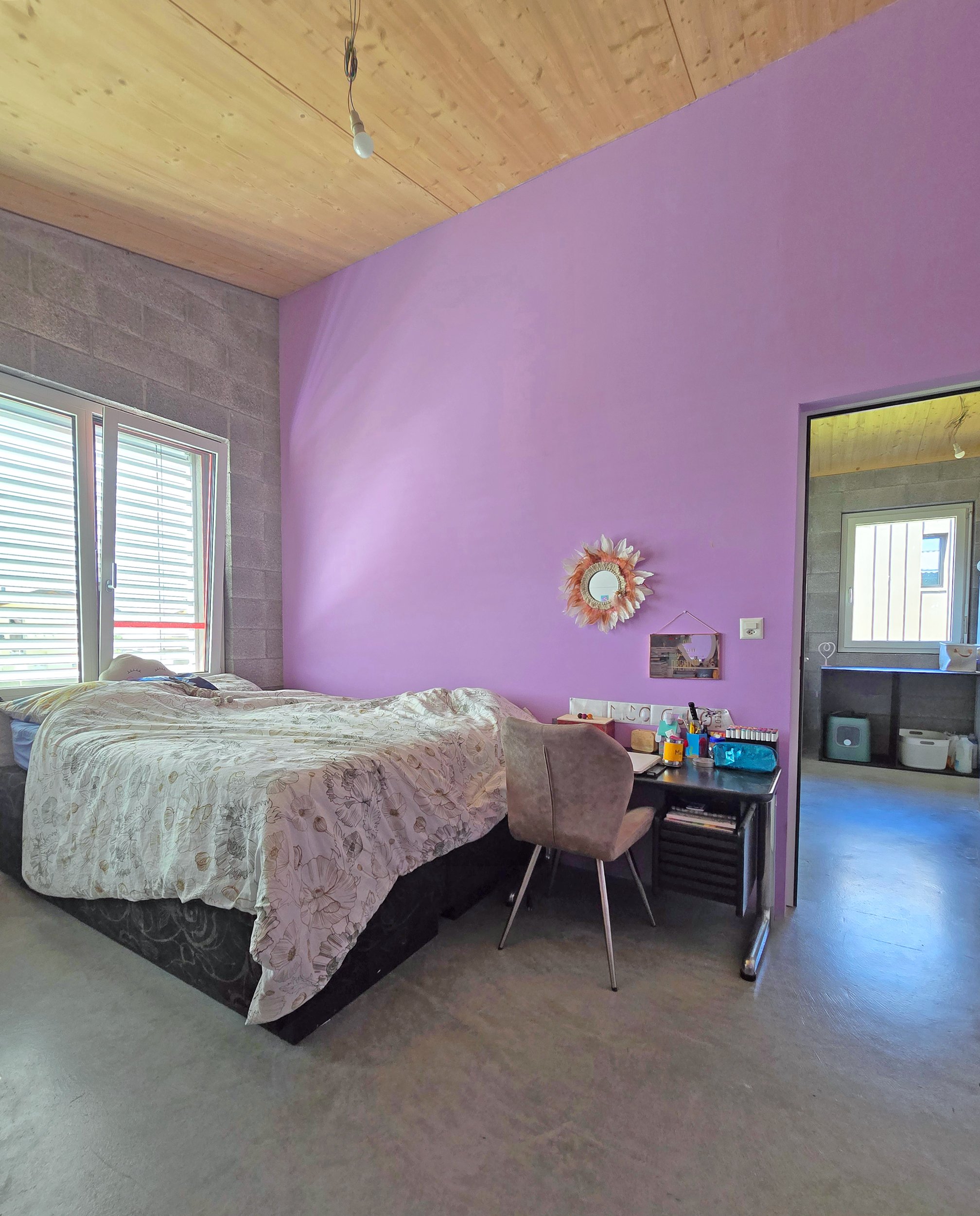 Schlafzimmer mit violetter Akzentwand