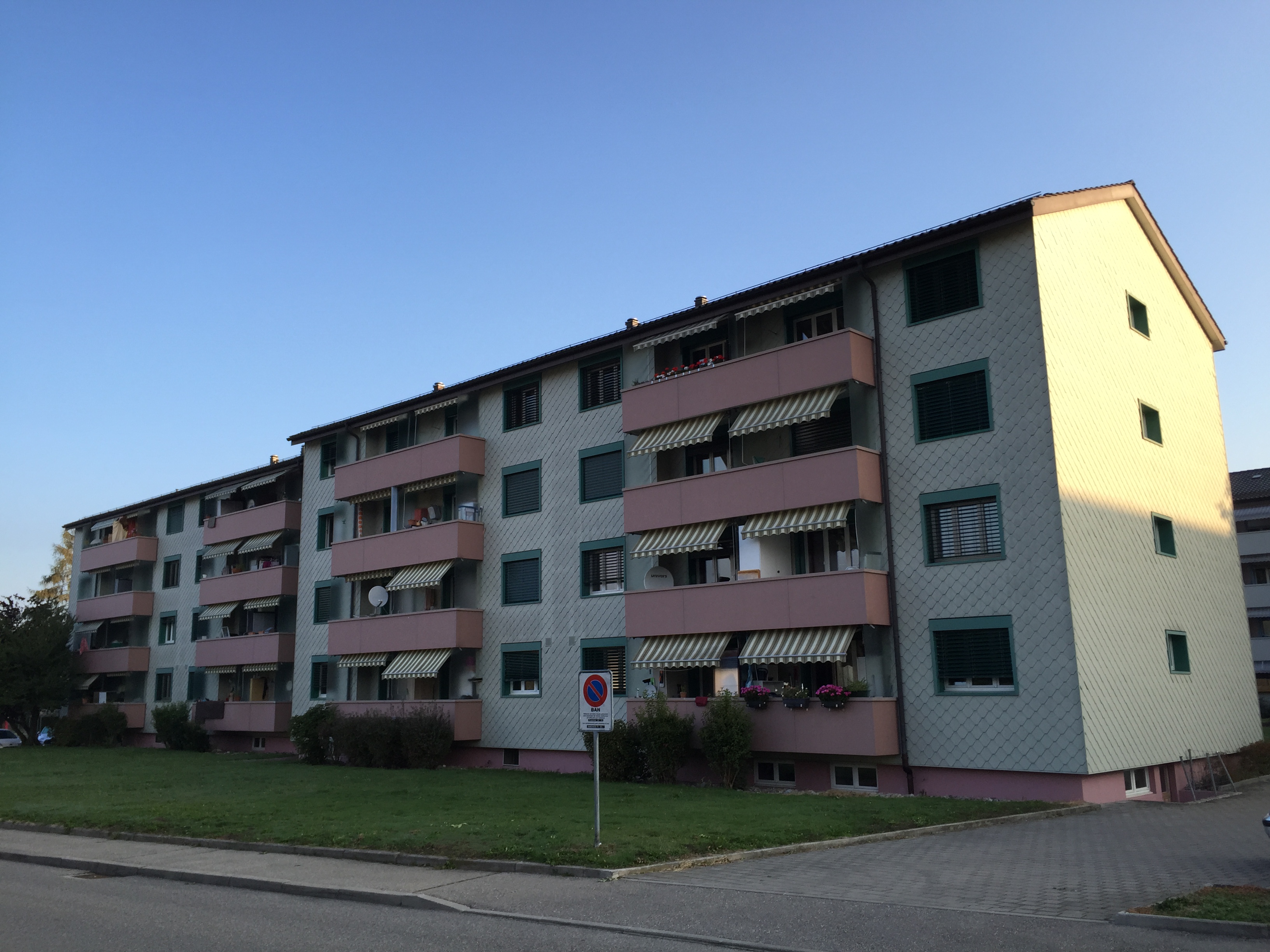 Wohnanlage mit Balkonen