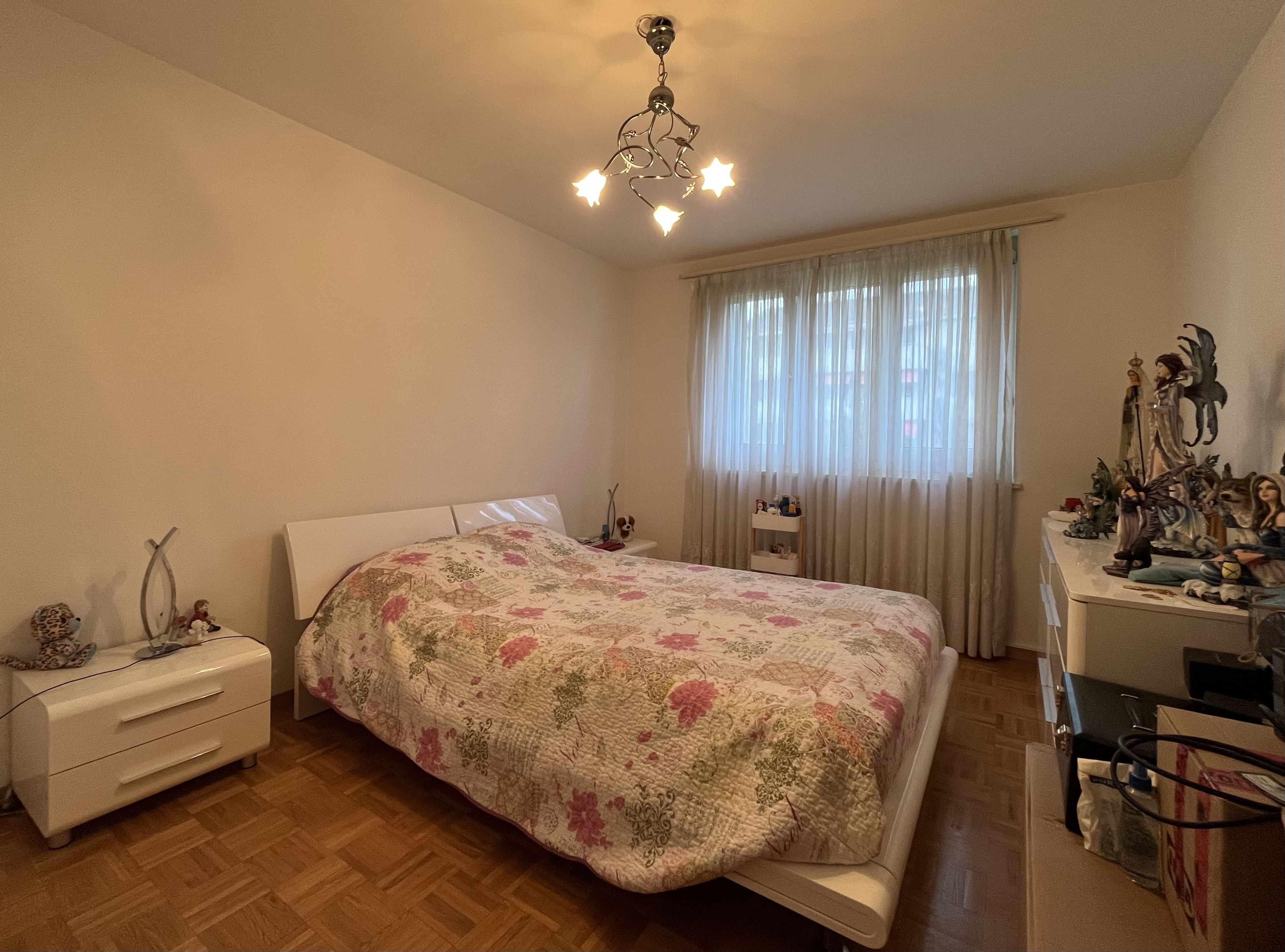 Schlafzimmer mit Doppelbett und Fenster