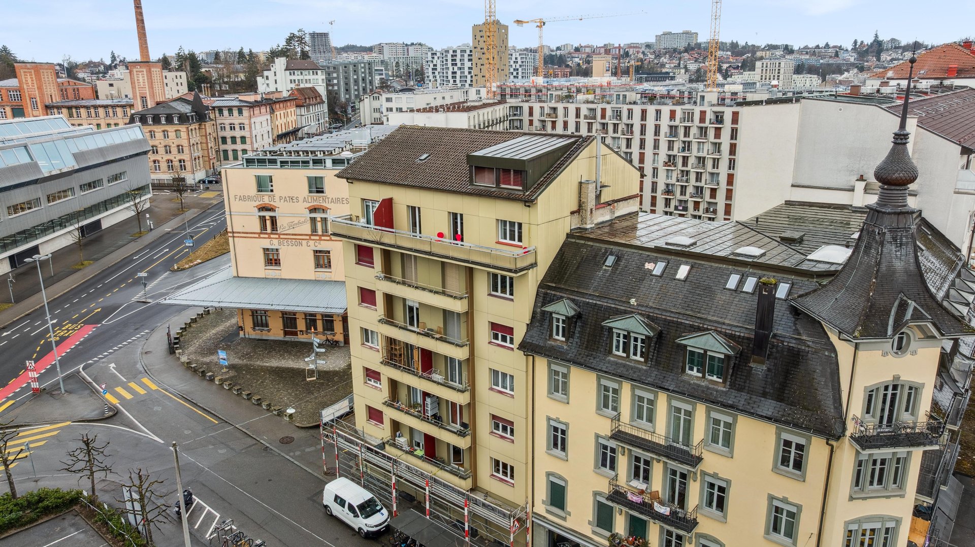 Städtische Dach- und Straßenansicht mit historischen und modernen Gebäuden