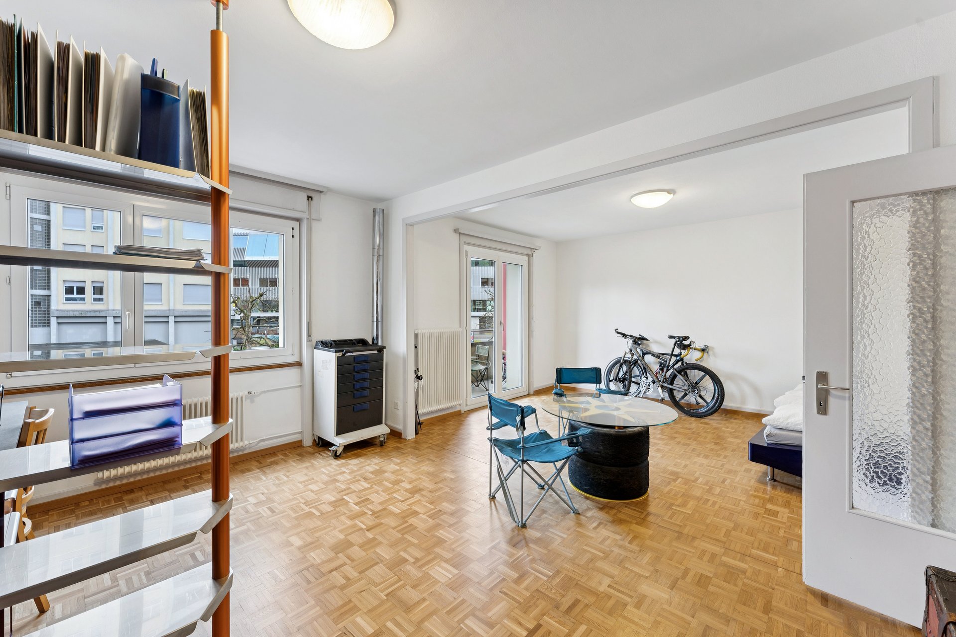Heller Wohnraum mit Sitzgruppe und Fahrrädern