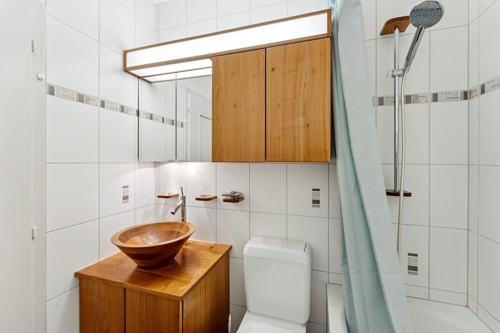Modernes Badezimmer mit Holzdetails