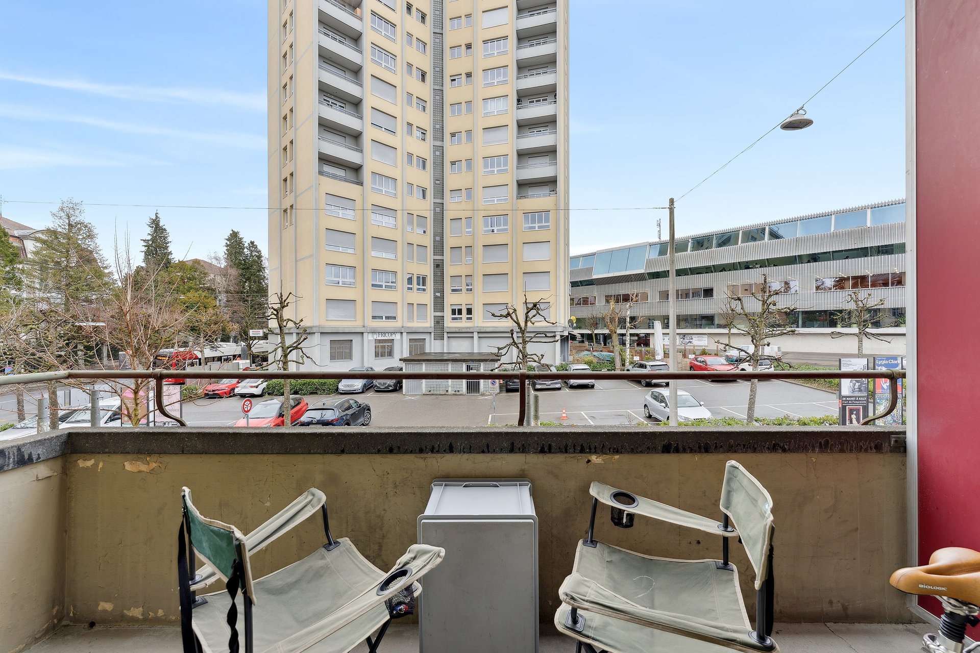 Balkon mit Straßenblick