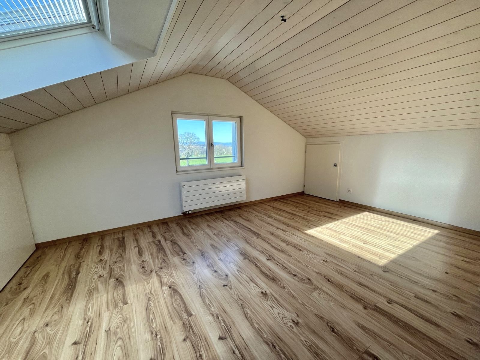 Heller Dachraum mit Holzoptikboden