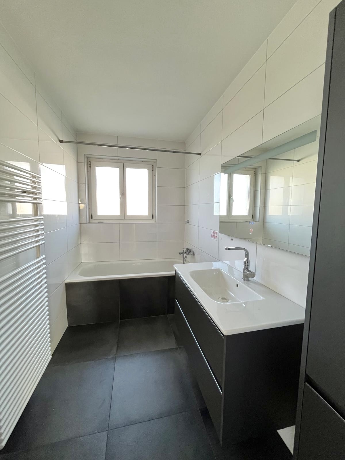 Modernes Badezimmer mit Wanne und Waschtisch