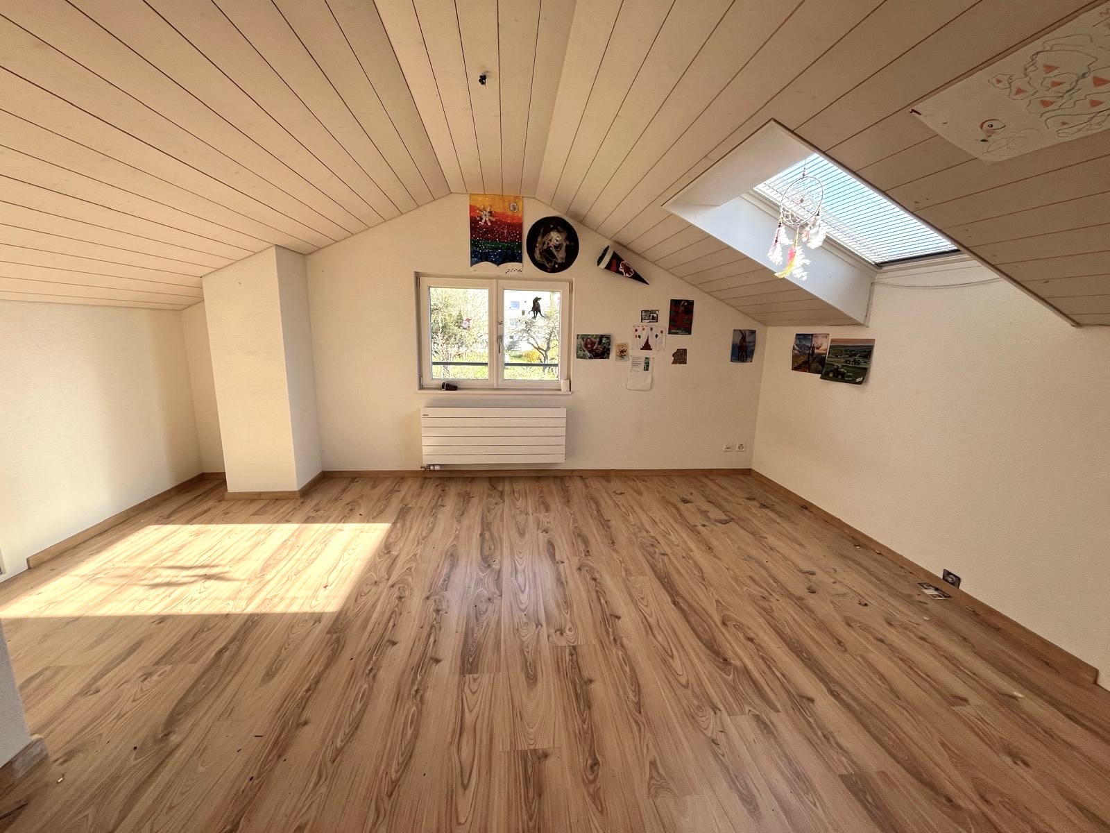 Ausgebauter Dachraum mit großem Holzfußboden