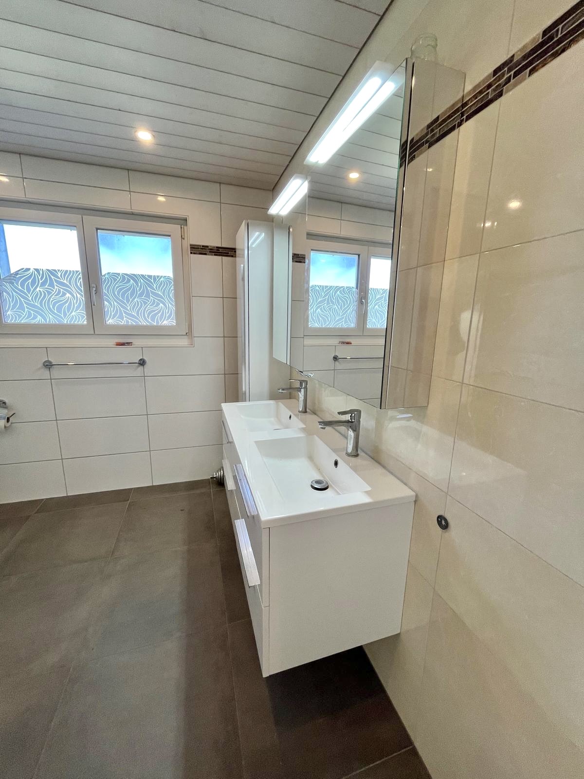 Modernes Badezimmer mit Doppelwaschtisch