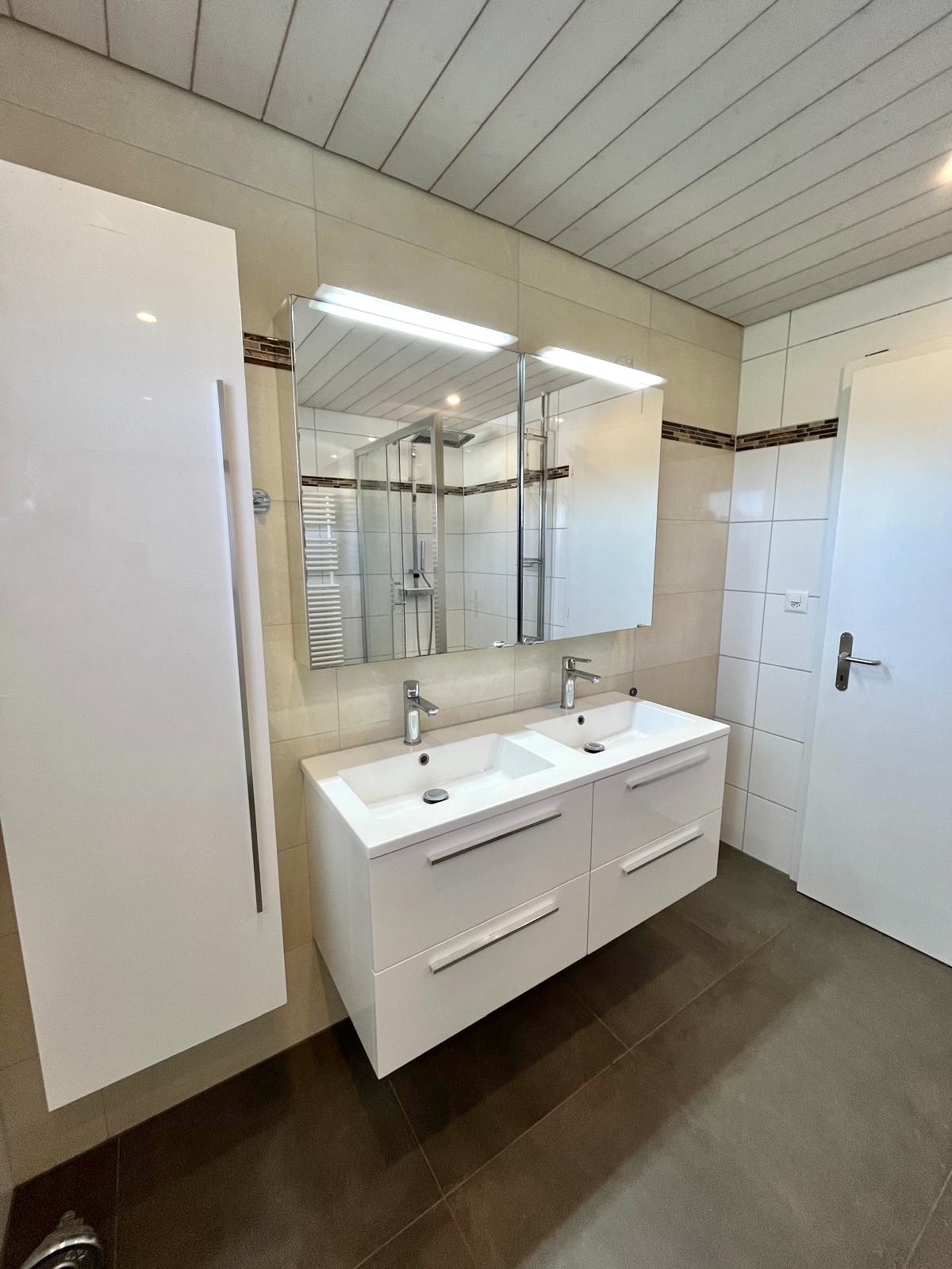 Modernes Badezimmer mit Doppelwaschtisch