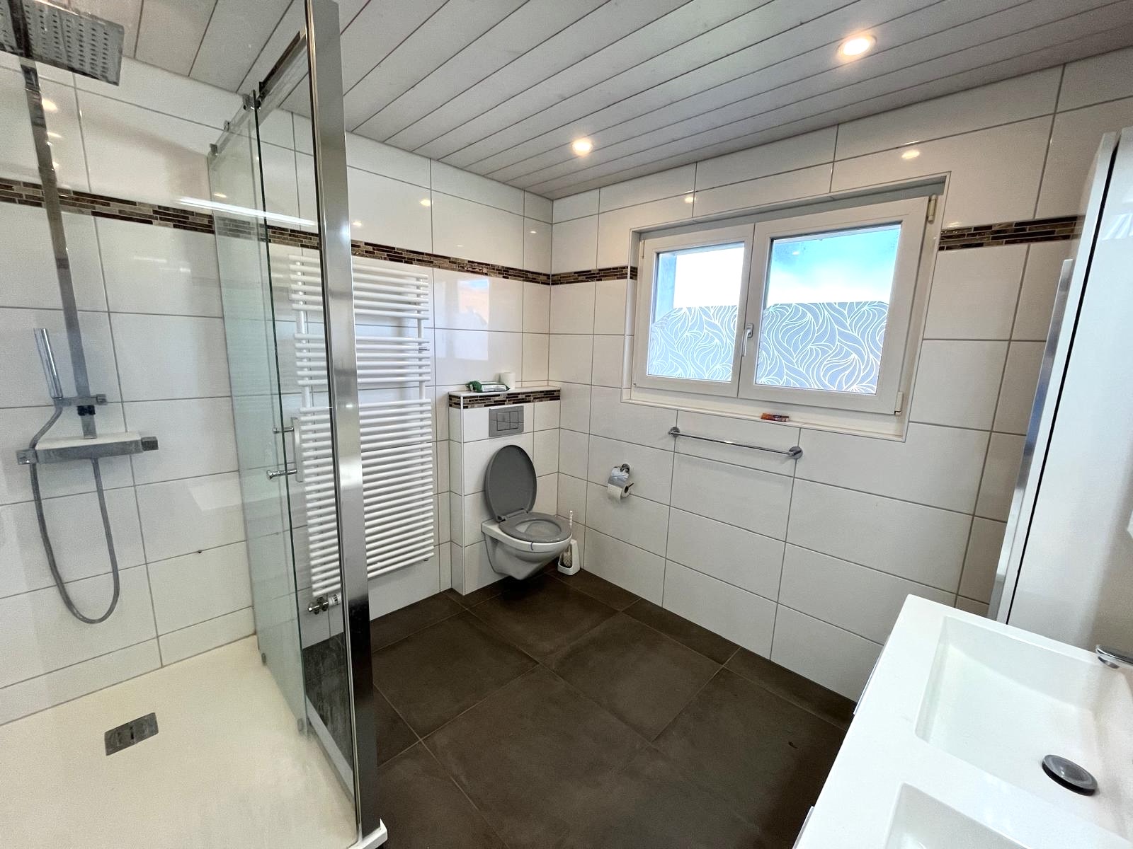 Modernes Badezimmer mit Dusche und WC