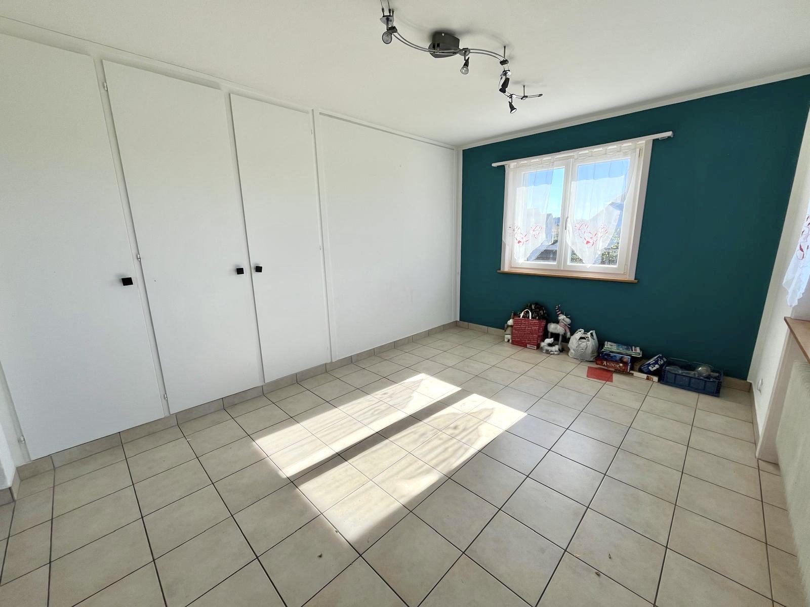 Helles Zimmer mit Einbauschränken und Fenster