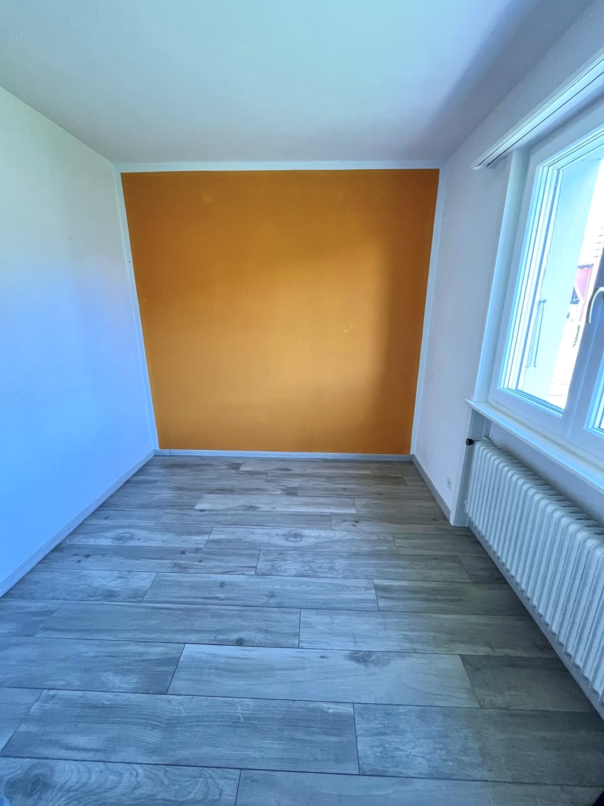 Leerer Raum mit orangener Akzentwand