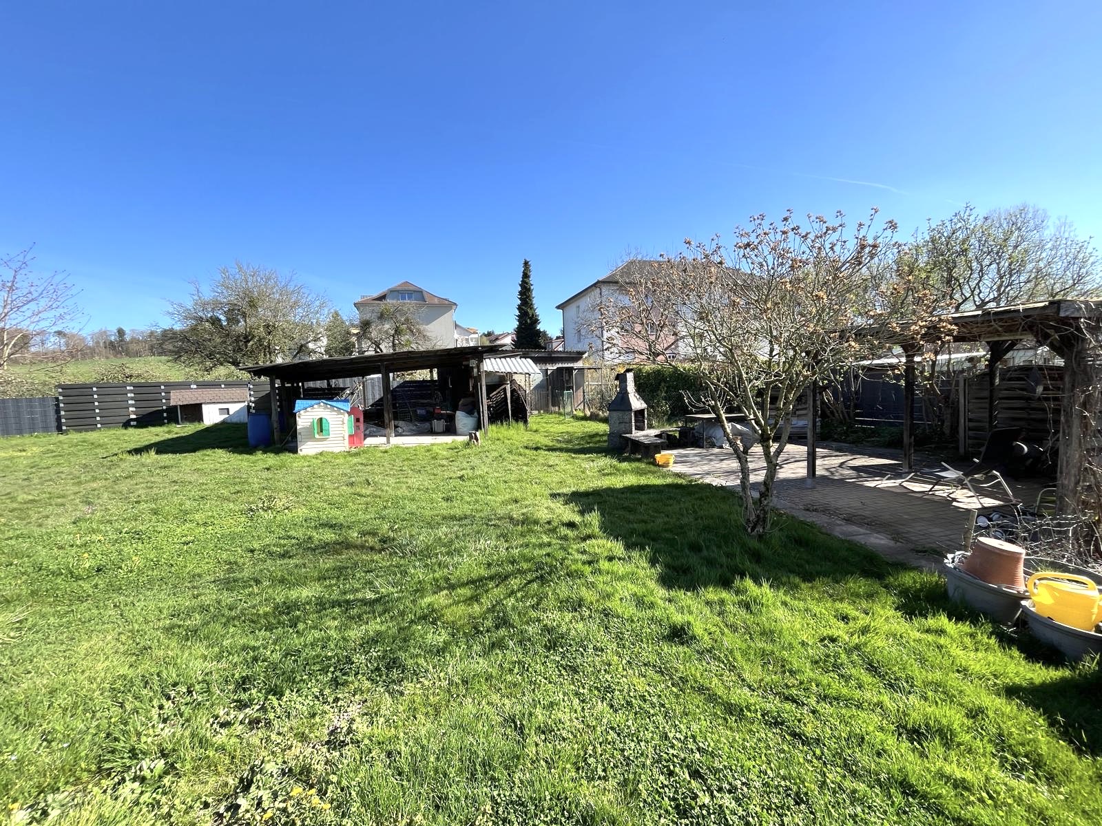 Großer Garten mit Überdachung und Grillbereich