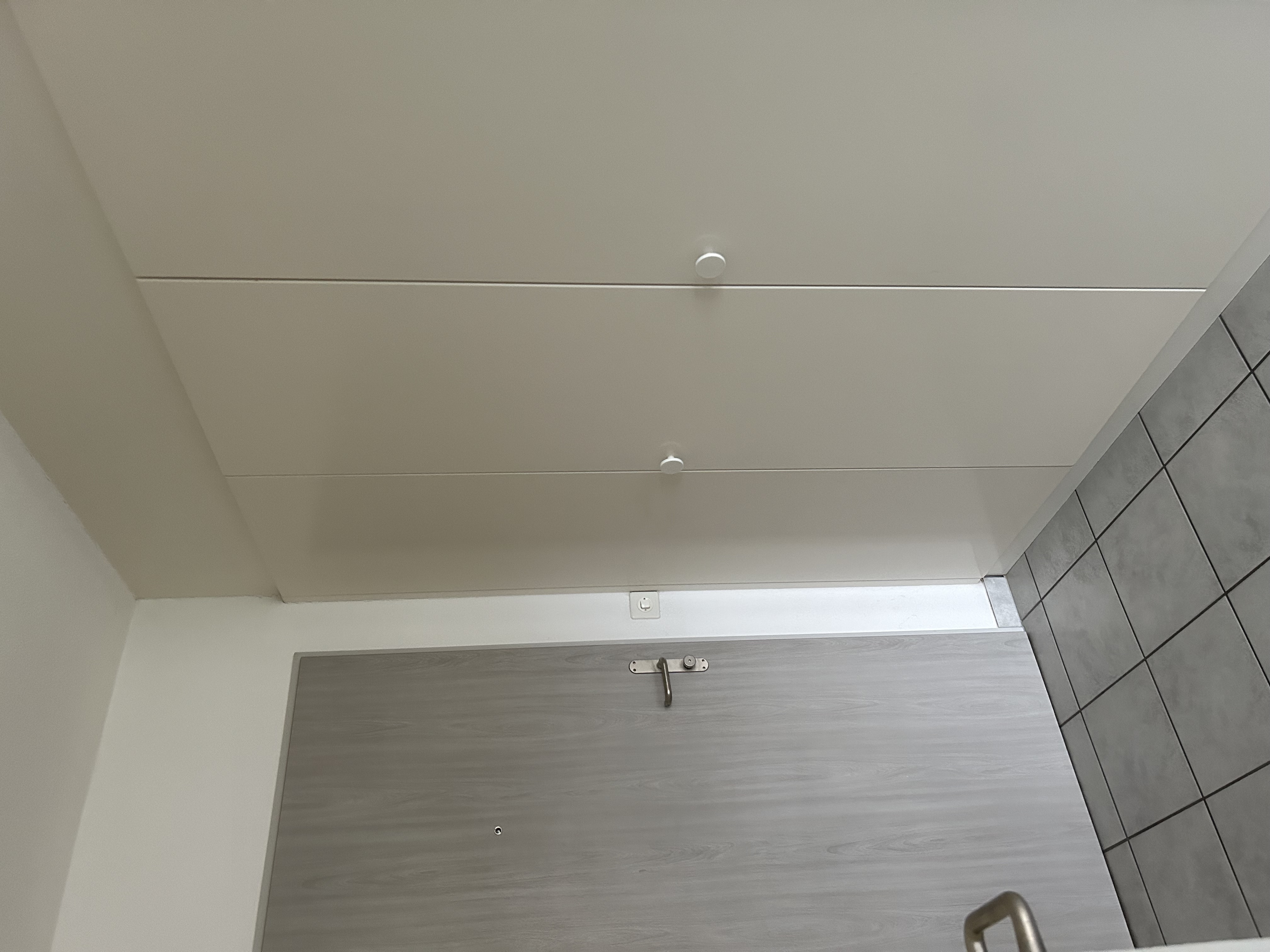 Heller Eingangsbereich mit Einbauschrank