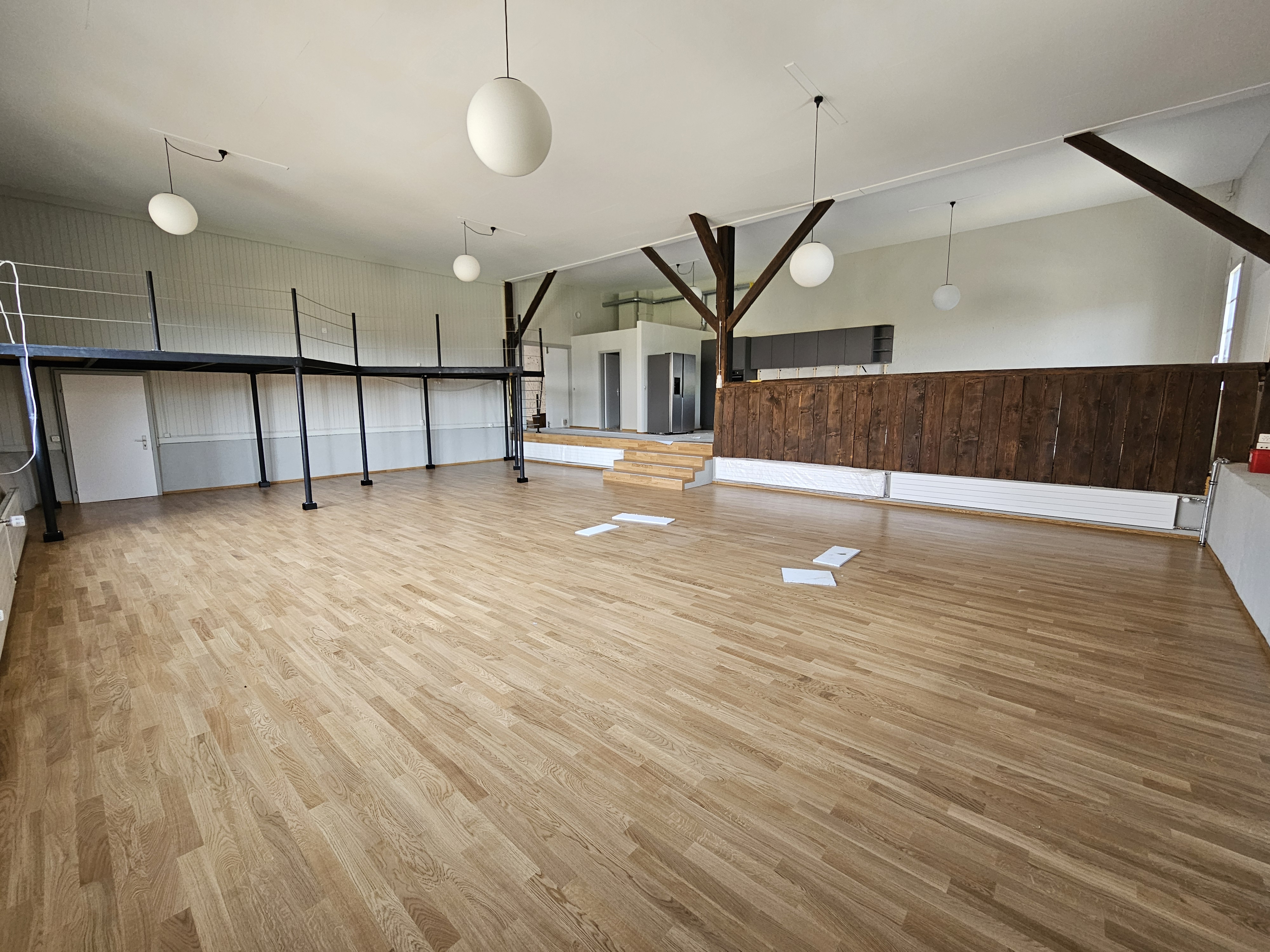 Großer leerer Loft-Wohnraum mit Galerie