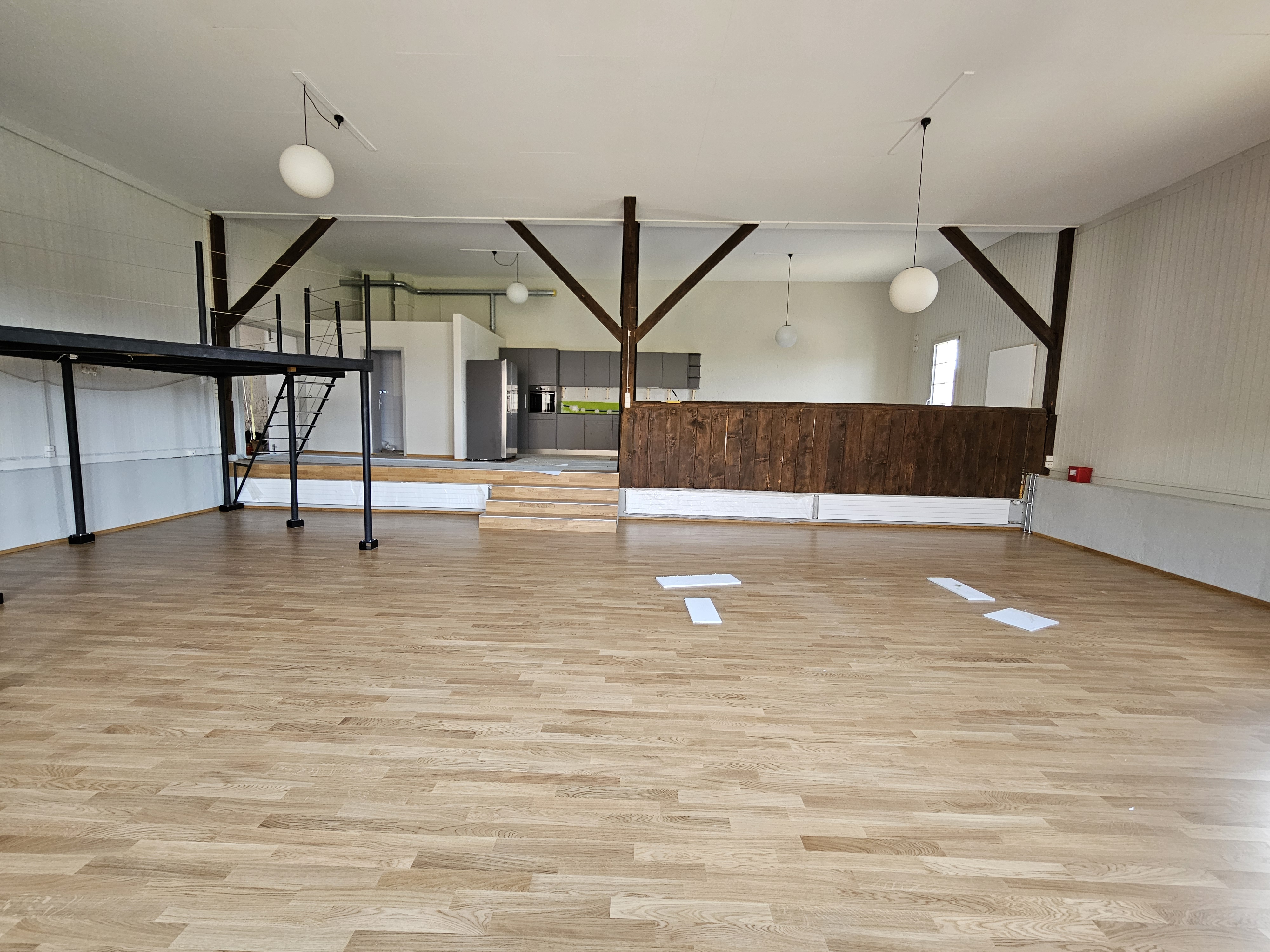 Großer leerer Loft-Wohnraum mit offener Galerie