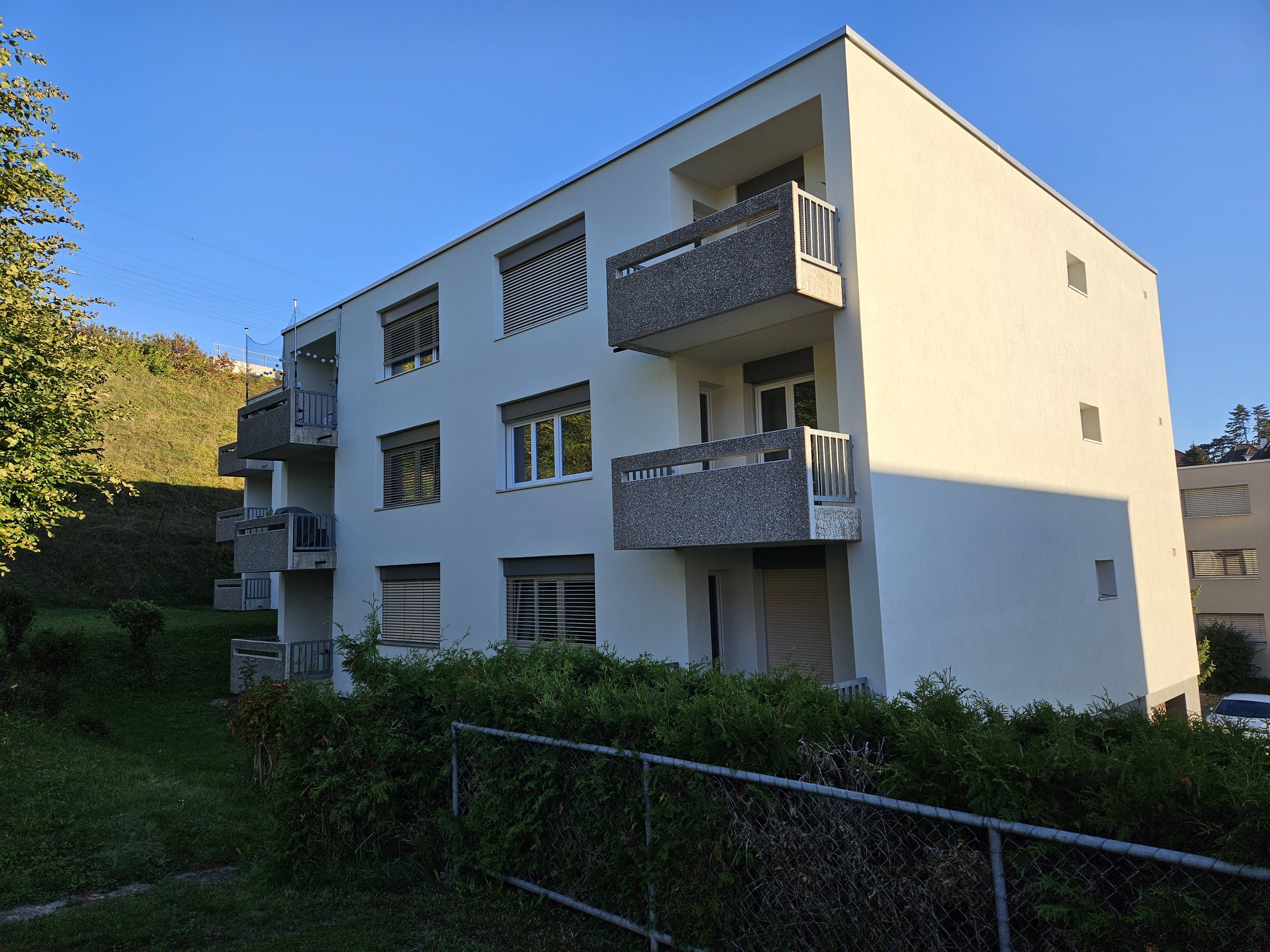 Modernes Mehrfamilienhaus mit Balkonen