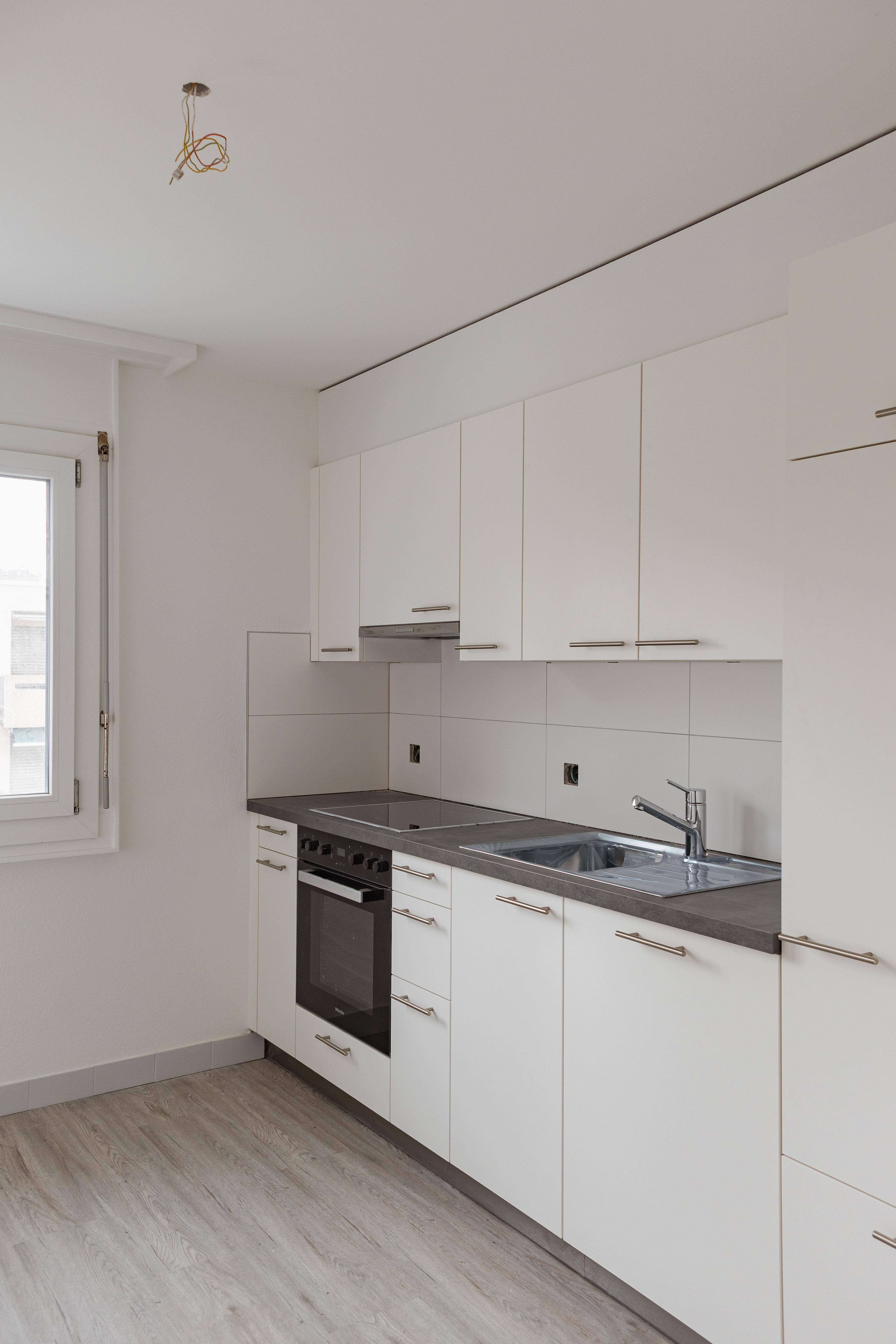 Moderne, helle Küche mit Weißfronten