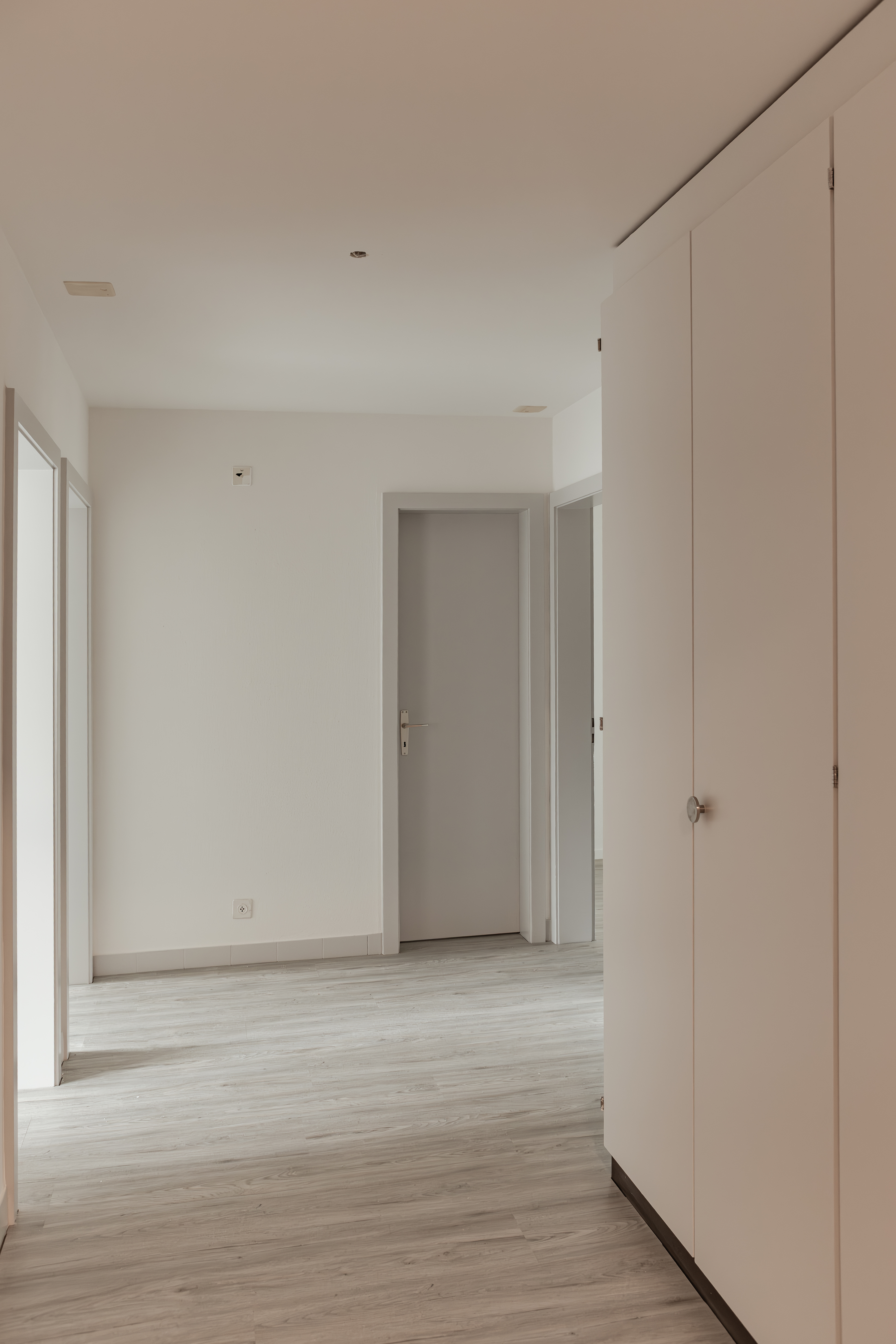 Heller Flur mit weißem Einbauschrank