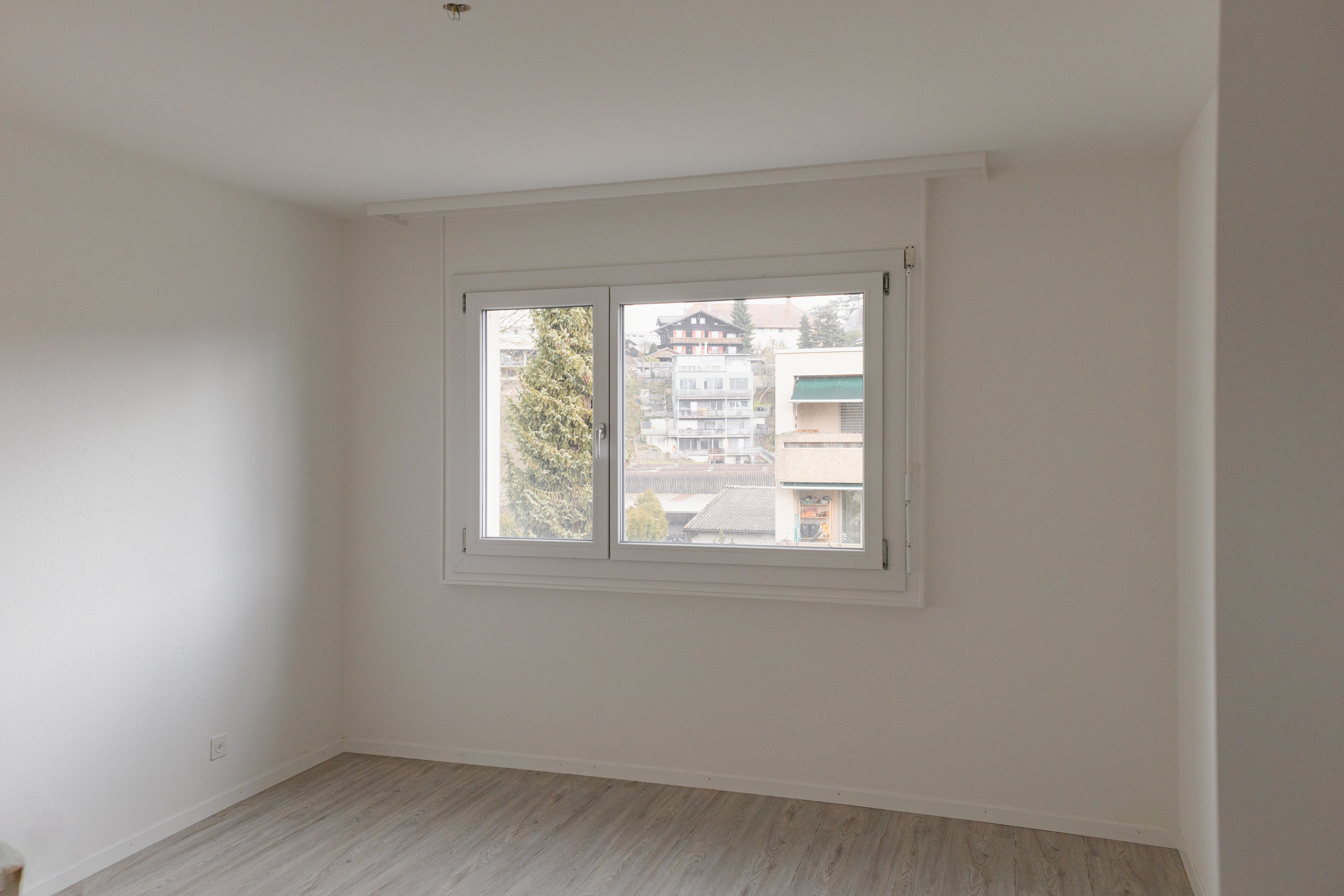 Heller leerer Wohnraum mit Fenster