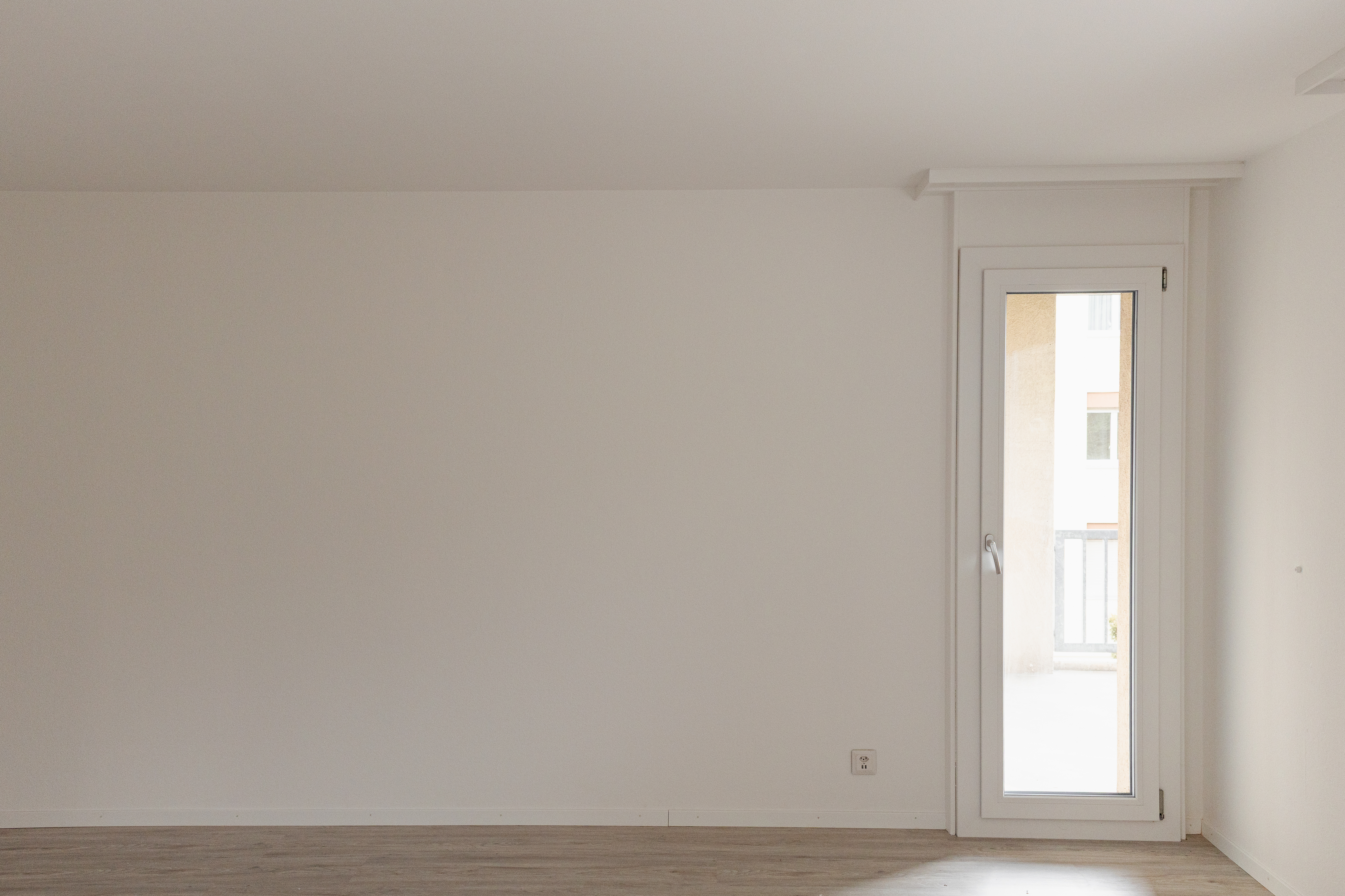 Leerer heller Raum mit Fenstertür
