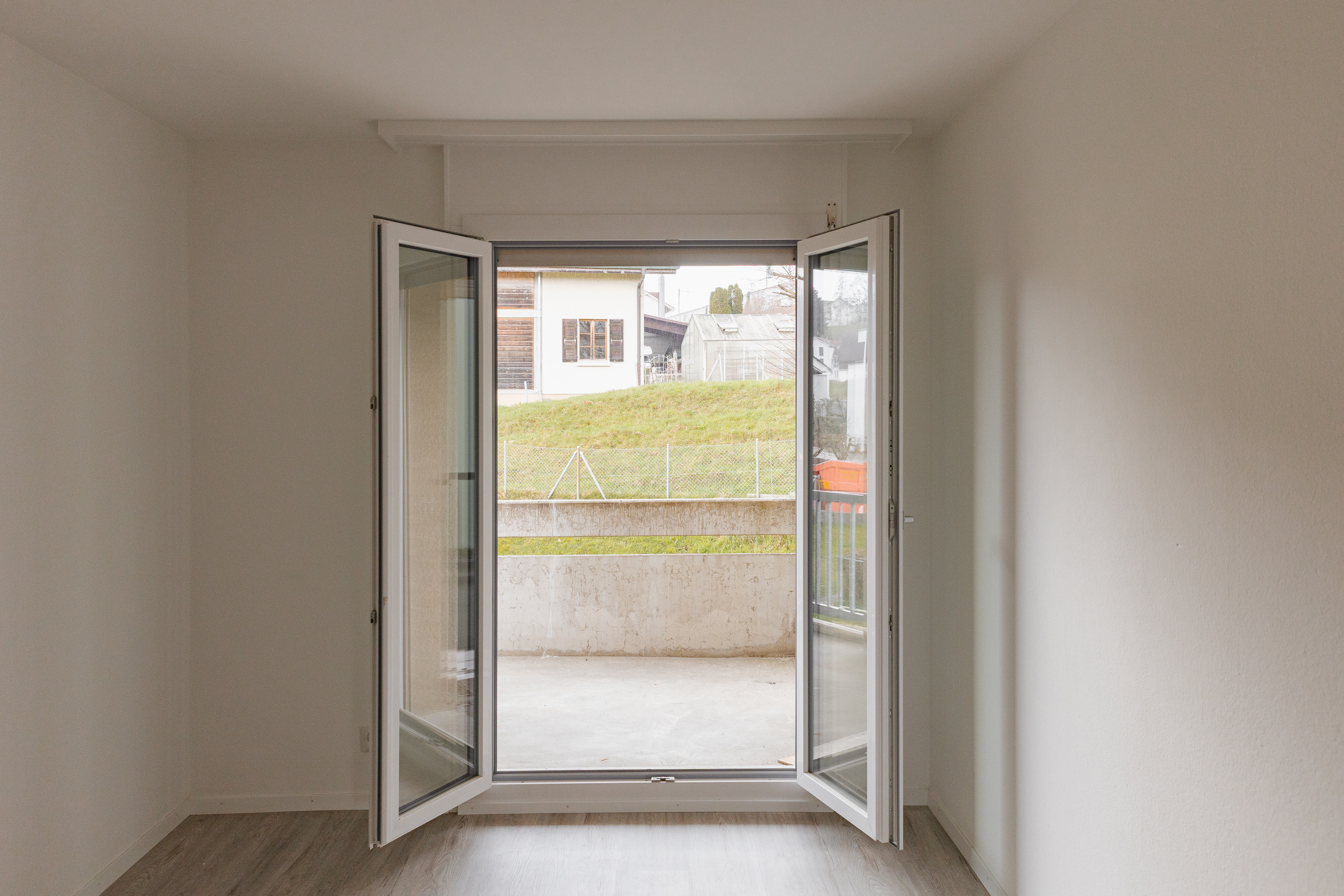 Heller leerer Raum mit französischem Balkon