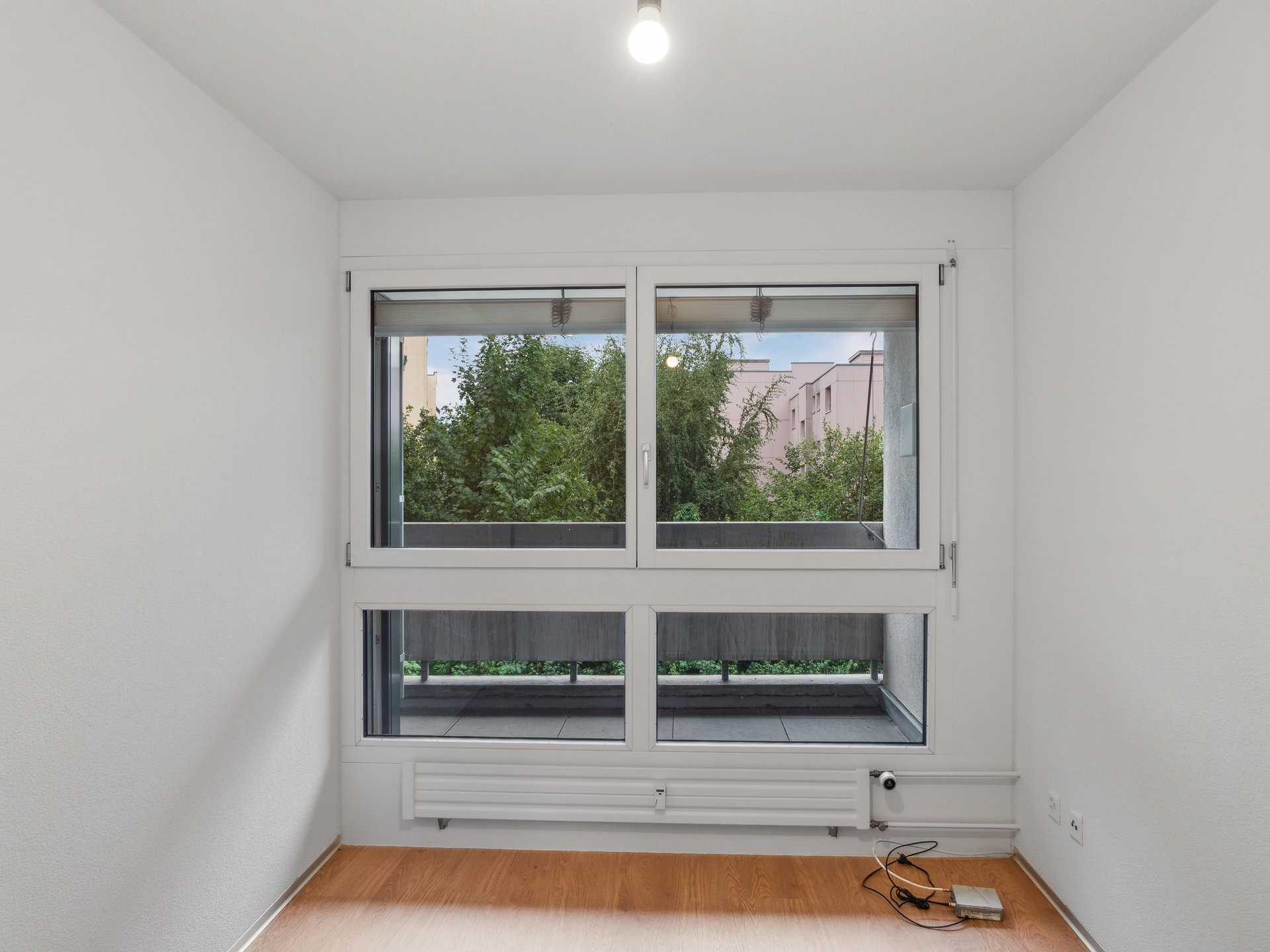 Leeres Zimmer mit großem Fenster
