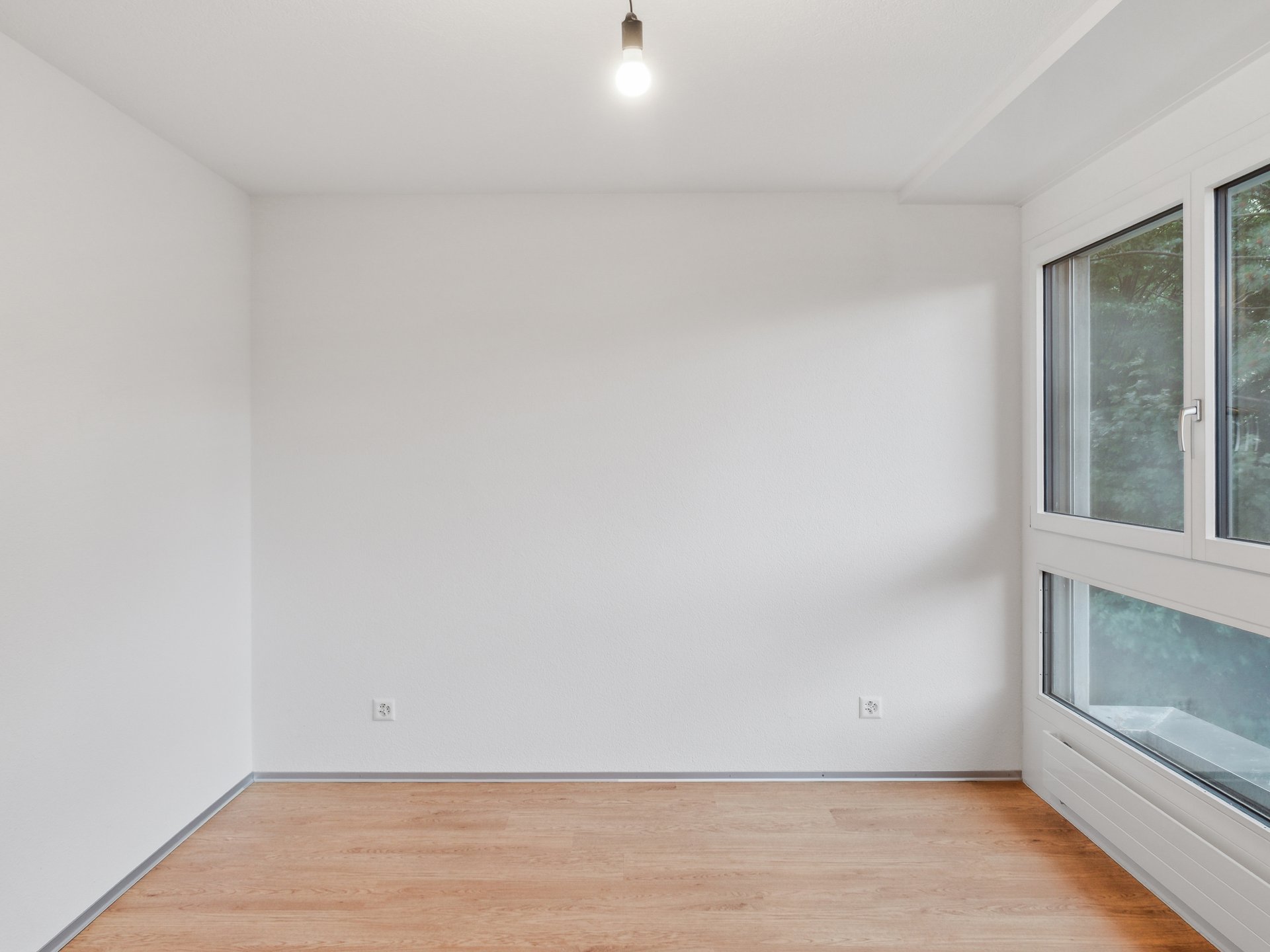 Heller leerer Raum mit großem Fenster