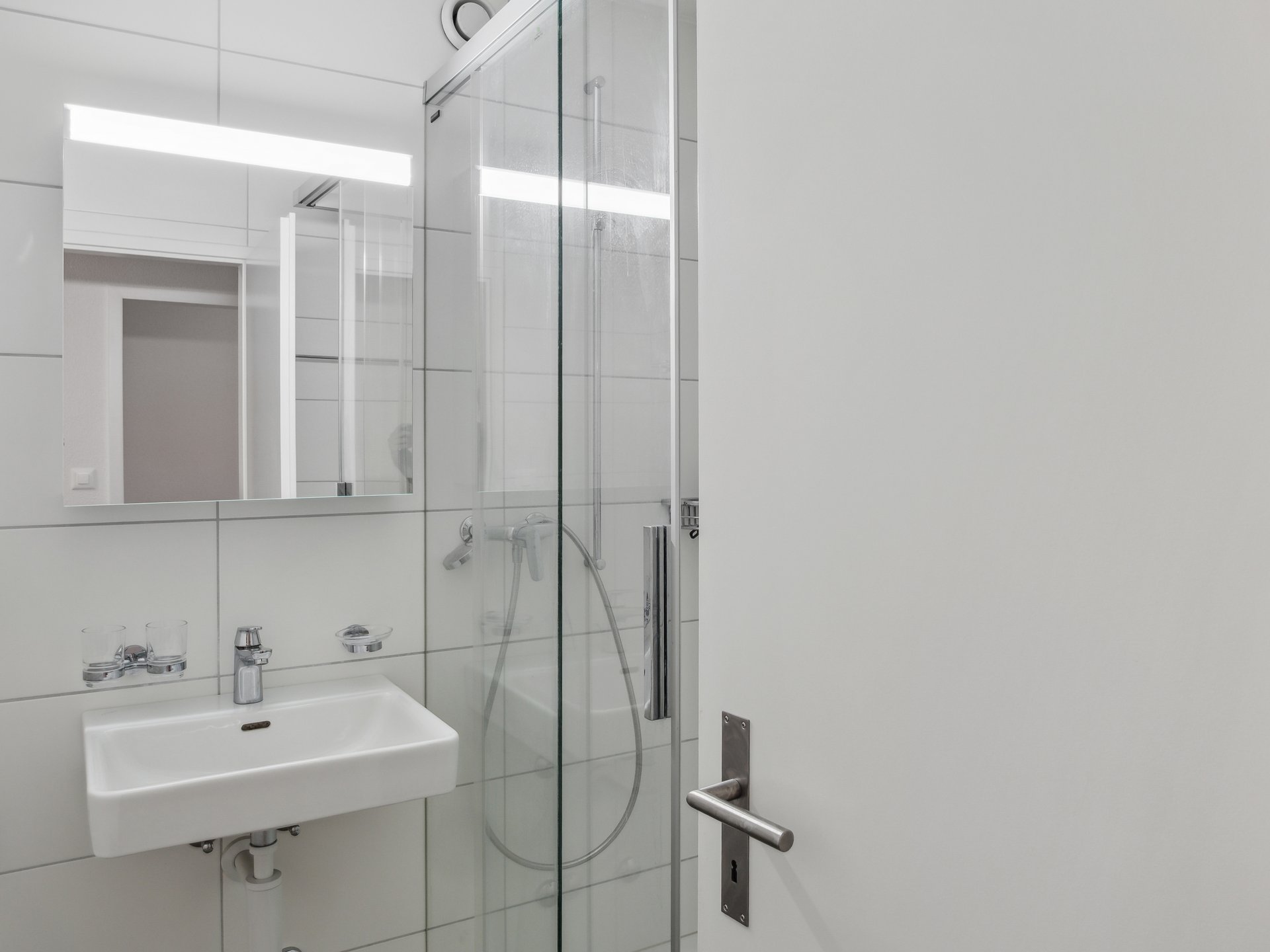 Modernes Duschbad mit Waschbecken