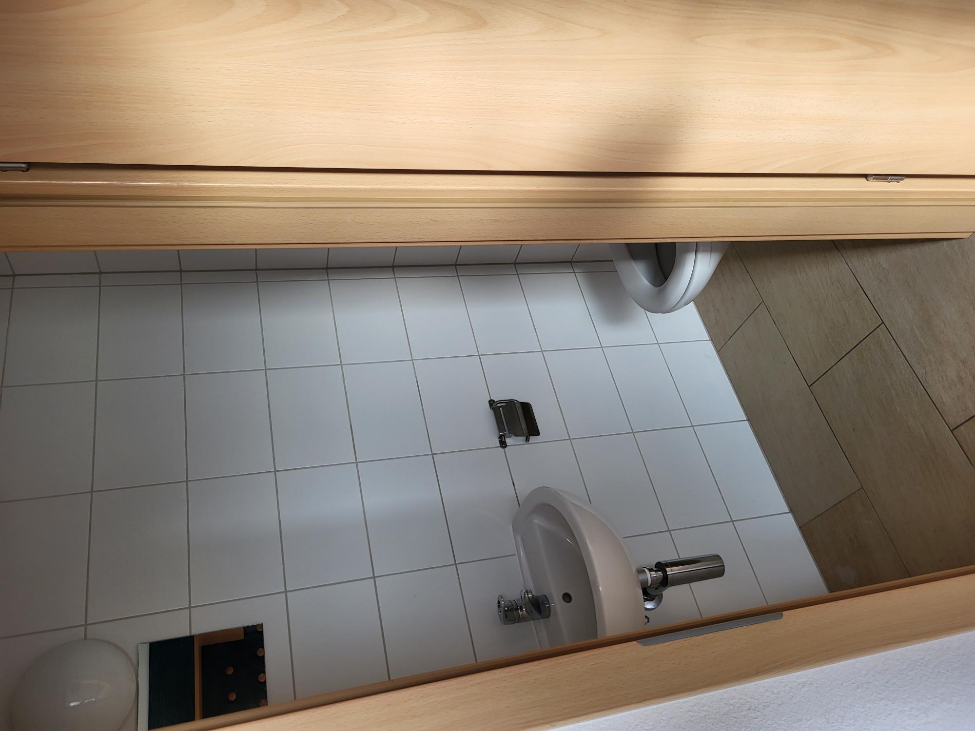 Kleines WC mit Waschtisch
