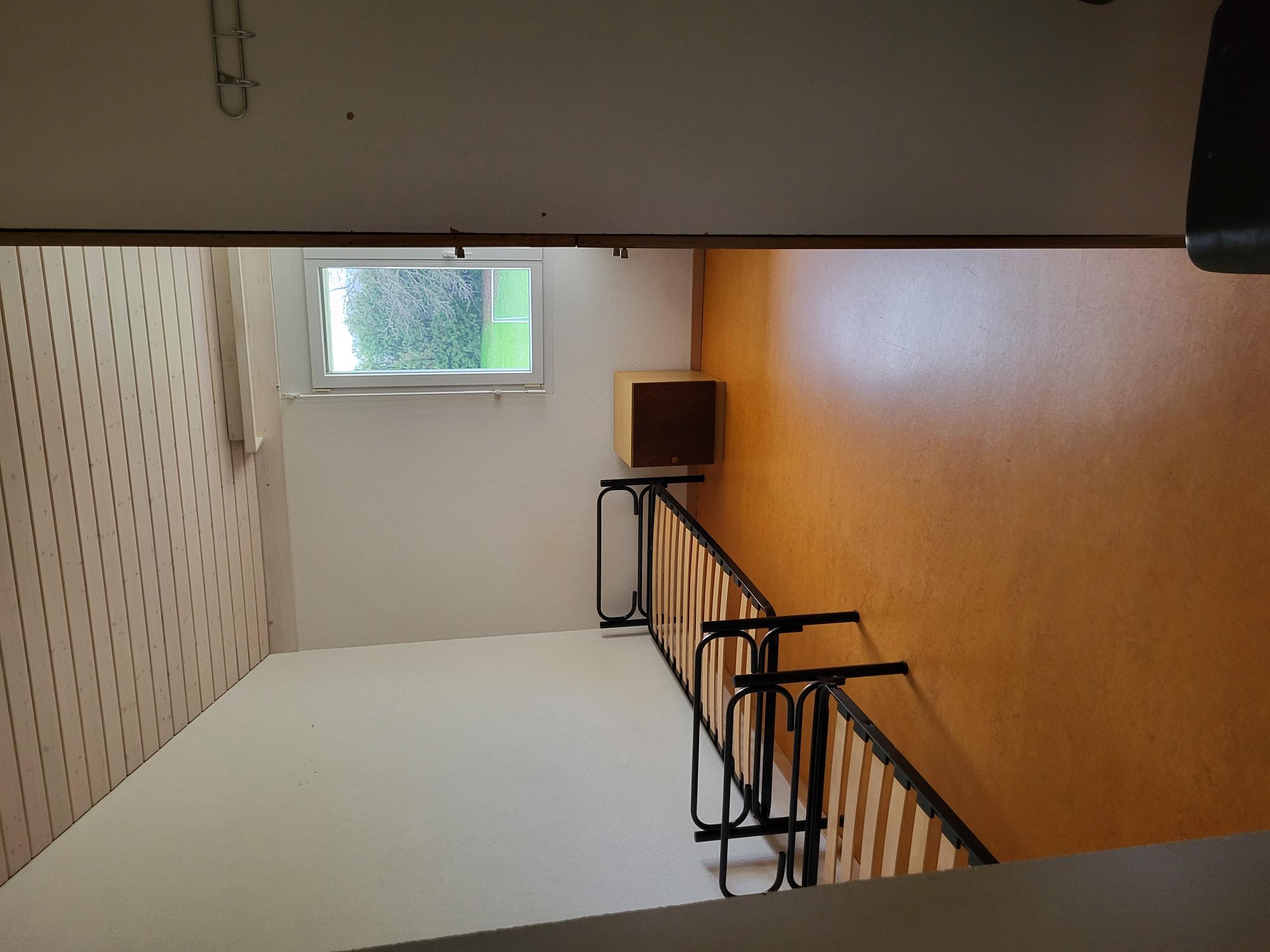 Einfaches Schlafzimmer mit Einzelbetten